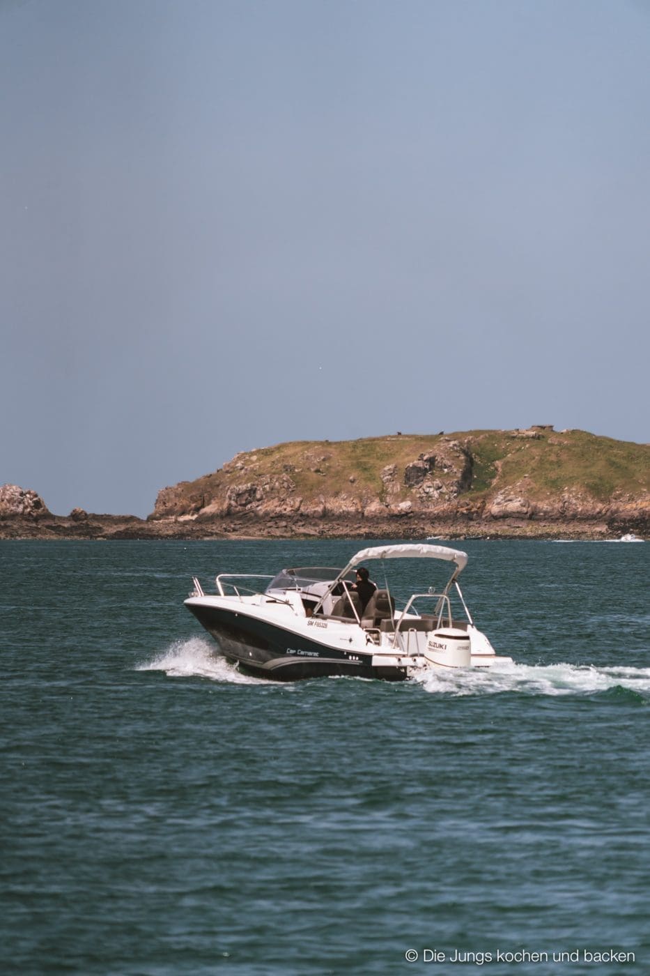 Wohnmobil Etrusco Bretagne 142 | Heute haben wir einen besonderen Reisebericht für euch, denn wir hatten eine absolute Premiere: Reisen mit einem Wohnmobil! 5 Tage lang waren wir unterwegs und unser Ziel war die wunderschöne Smaragdküste in der Bretagne. Hier haben wir es uns kulinarisch richtig gut gehen lassen, tolle Eindrücke gesammelt und vor allem unser schickes Gefährt von Etrusco ausgiebig testen können. In diesem Beitrag nehmen wir euch mit auf unsere Tour: Von unseren persönlichen Highlights, den besten Stellplätzen bis hin zu den unverzichtbaren Genüssen, die die Bretagne zu bieten hat. Also, schnall dich an – los geht’s!