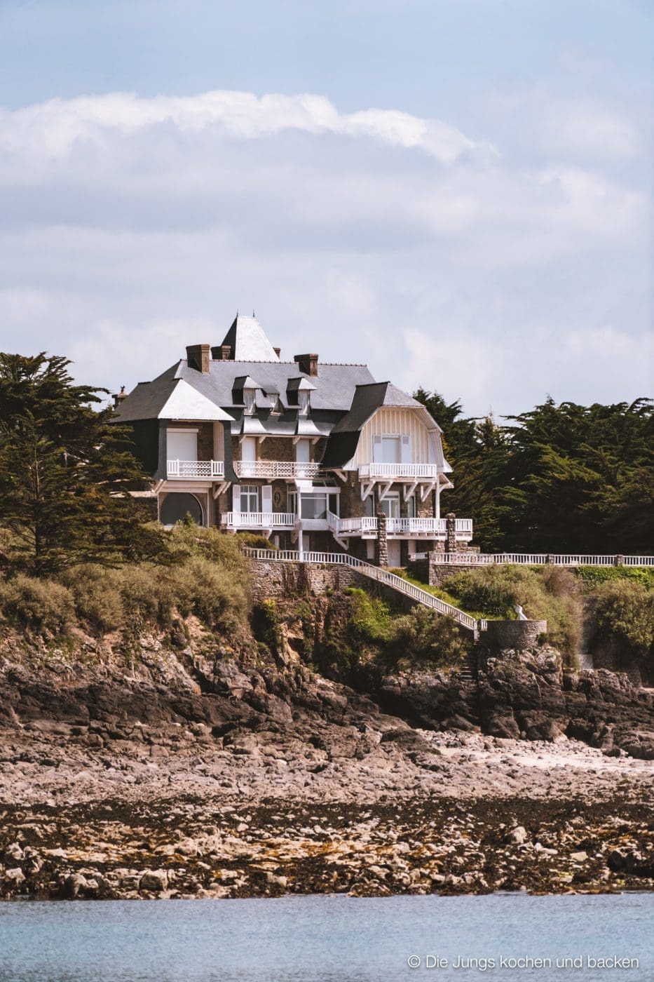 Wohnmobil Etrusco Bretagne 147 | Heute haben wir einen besonderen Reisebericht für euch, denn wir hatten eine absolute Premiere: Reisen mit einem Wohnmobil! 5 Tage lang waren wir unterwegs und unser Ziel war die wunderschöne Smaragdküste in der Bretagne. Hier haben wir es uns kulinarisch richtig gut gehen lassen, tolle Eindrücke gesammelt und vor allem unser schickes Gefährt von Etrusco ausgiebig testen können. In diesem Beitrag nehmen wir euch mit auf unsere Tour: Von unseren persönlichen Highlights, den besten Stellplätzen bis hin zu den unverzichtbaren Genüssen, die die Bretagne zu bieten hat. Also, schnall dich an – los geht’s!