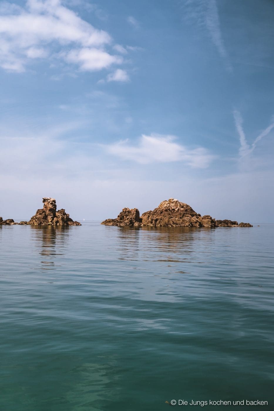 Wohnmobil Etrusco Bretagne 151 | Heute haben wir einen besonderen Reisebericht für euch, denn wir hatten eine absolute Premiere: Reisen mit einem Wohnmobil! 5 Tage lang waren wir unterwegs und unser Ziel war die wunderschöne Smaragdküste in der Bretagne. Hier haben wir es uns kulinarisch richtig gut gehen lassen, tolle Eindrücke gesammelt und vor allem unser schickes Gefährt von Etrusco ausgiebig testen können. In diesem Beitrag nehmen wir euch mit auf unsere Tour: Von unseren persönlichen Highlights, den besten Stellplätzen bis hin zu den unverzichtbaren Genüssen, die die Bretagne zu bieten hat. Also, schnall dich an – los geht’s!