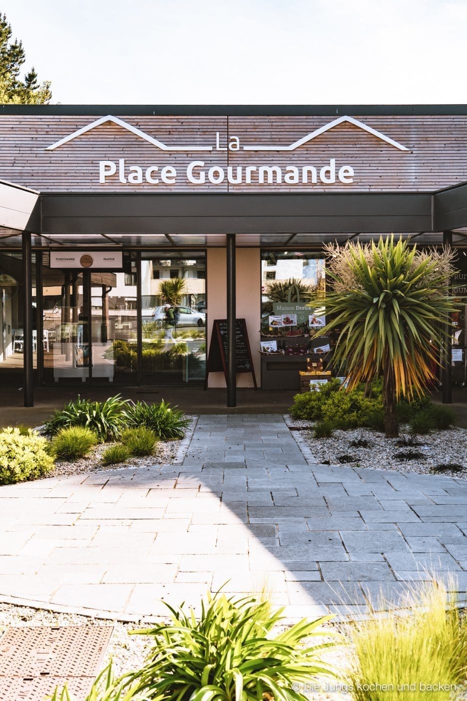 Wohnmobil Etrusco Bretagne 171 | Heute haben wir einen besonderen Reisebericht für euch, denn wir hatten eine absolute Premiere: Reisen mit einem Wohnmobil! 5 Tage lang waren wir unterwegs und unser Ziel war die wunderschöne Smaragdküste in der Bretagne. Hier haben wir es uns kulinarisch richtig gut gehen lassen, tolle Eindrücke gesammelt und vor allem unser schickes Gefährt von Etrusco ausgiebig testen können. In diesem Beitrag nehmen wir euch mit auf unsere Tour: Von unseren persönlichen Highlights, den besten Stellplätzen bis hin zu den unverzichtbaren Genüssen, die die Bretagne zu bieten hat. Also, schnall dich an – los geht’s!