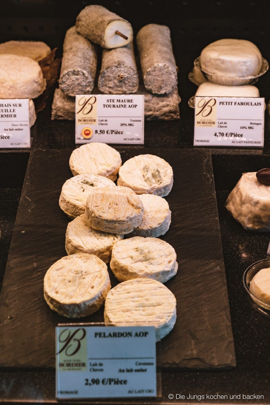 Wohnmobil Etrusco Bretagne 172 | Heute haben wir einen besonderen Reisebericht für euch, denn wir hatten eine absolute Premiere: Reisen mit einem Wohnmobil! 5 Tage lang waren wir unterwegs und unser Ziel war die wunderschöne Smaragdküste in der Bretagne. Hier haben wir es uns kulinarisch richtig gut gehen lassen, tolle Eindrücke gesammelt und vor allem unser schickes Gefährt von Etrusco ausgiebig testen können. In diesem Beitrag nehmen wir euch mit auf unsere Tour: Von unseren persönlichen Highlights, den besten Stellplätzen bis hin zu den unverzichtbaren Genüssen, die die Bretagne zu bieten hat. Also, schnall dich an – los geht’s!