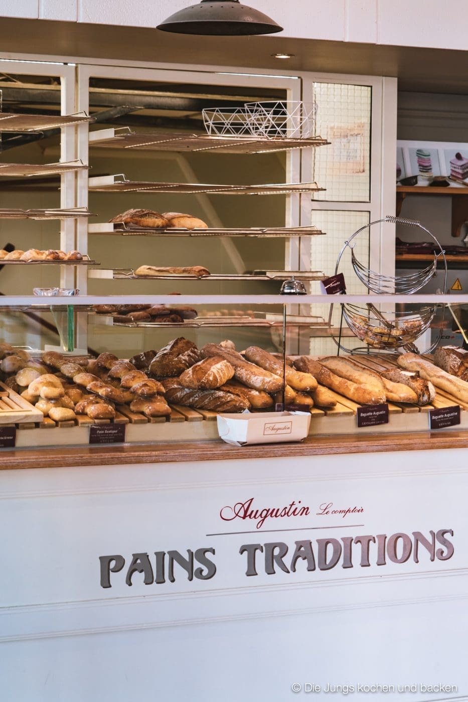 Wohnmobil Etrusco Bretagne 174 | Heute haben wir einen besonderen Reisebericht für euch, denn wir hatten eine absolute Premiere: Reisen mit einem Wohnmobil! 5 Tage lang waren wir unterwegs und unser Ziel war die wunderschöne Smaragdküste in der Bretagne. Hier haben wir es uns kulinarisch richtig gut gehen lassen, tolle Eindrücke gesammelt und vor allem unser schickes Gefährt von Etrusco ausgiebig testen können. In diesem Beitrag nehmen wir euch mit auf unsere Tour: Von unseren persönlichen Highlights, den besten Stellplätzen bis hin zu den unverzichtbaren Genüssen, die die Bretagne zu bieten hat. Also, schnall dich an – los geht’s!