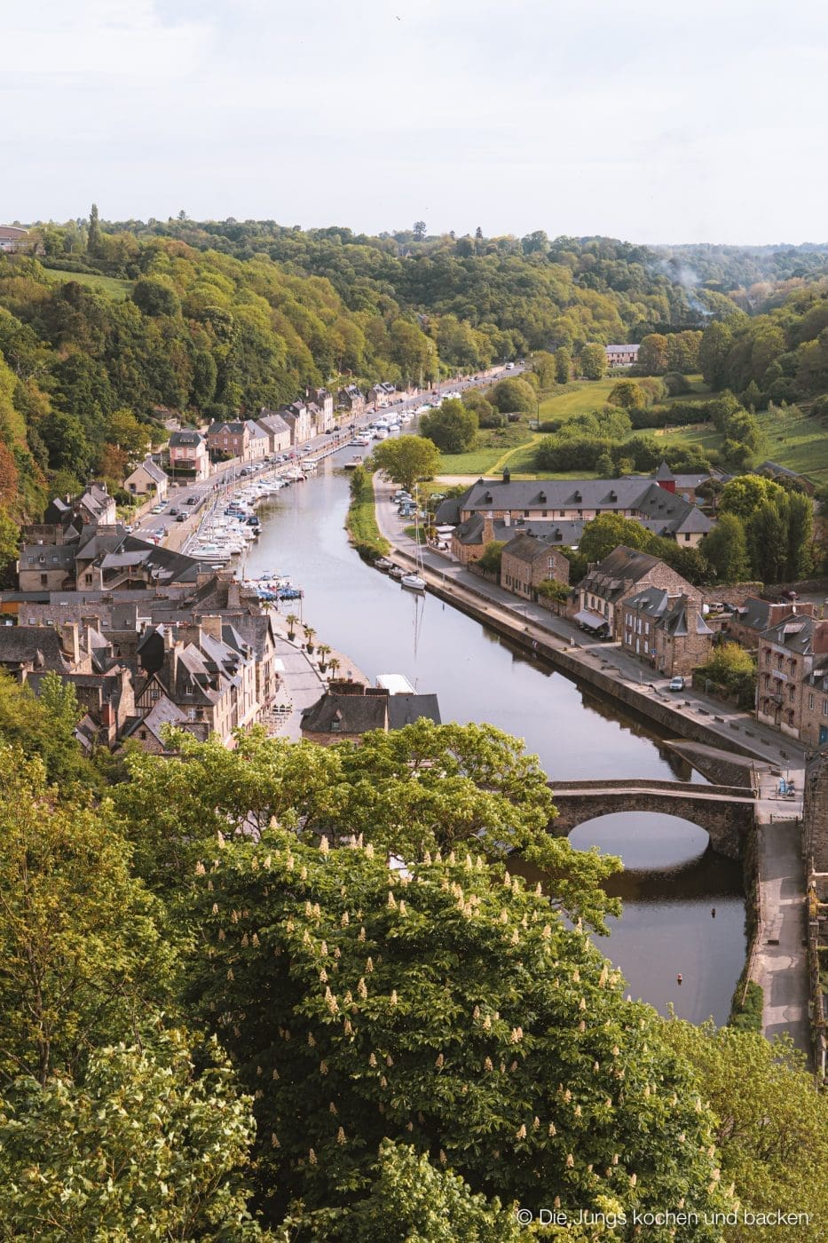 Wohnmobil Etrusco Bretagne 188 | Heute haben wir einen besonderen Reisebericht für euch, denn wir hatten eine absolute Premiere: Reisen mit einem Wohnmobil! 5 Tage lang waren wir unterwegs und unser Ziel war die wunderschöne Smaragdküste in der Bretagne. Hier haben wir es uns kulinarisch richtig gut gehen lassen, tolle Eindrücke gesammelt und vor allem unser schickes Gefährt von Etrusco ausgiebig testen können. In diesem Beitrag nehmen wir euch mit auf unsere Tour: Von unseren persönlichen Highlights, den besten Stellplätzen bis hin zu den unverzichtbaren Genüssen, die die Bretagne zu bieten hat. Also, schnall dich an – los geht’s!