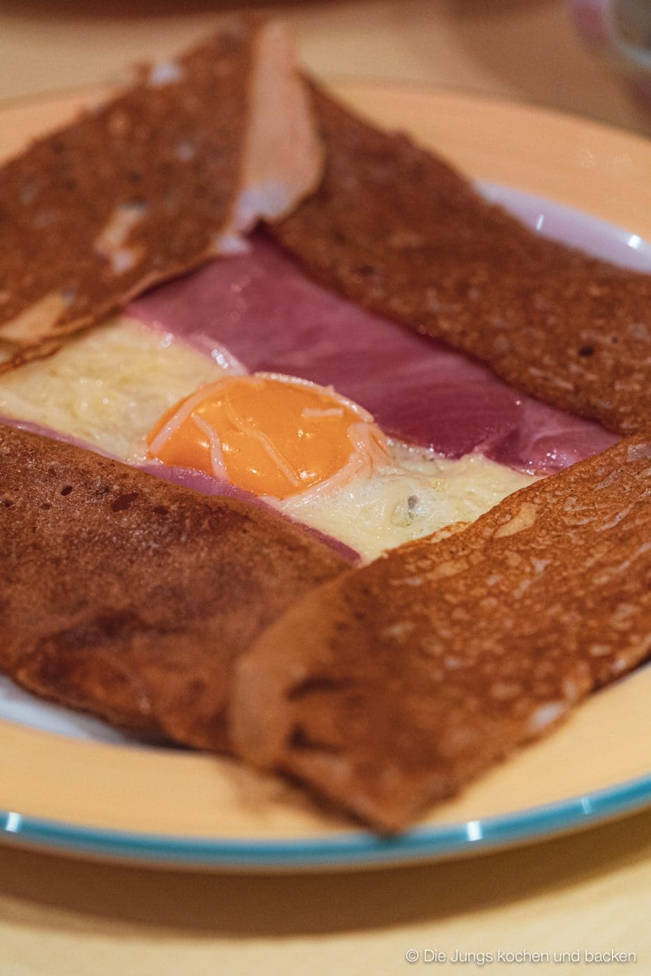 Wohnmobil Etrusco Bretagne 210 | Heute haben wir einen besonderen Reisebericht für euch, denn wir hatten eine absolute Premiere: Reisen mit einem Wohnmobil! 5 Tage lang waren wir unterwegs und unser Ziel war die wunderschöne Smaragdküste in der Bretagne. Hier haben wir es uns kulinarisch richtig gut gehen lassen, tolle Eindrücke gesammelt und vor allem unser schickes Gefährt von Etrusco ausgiebig testen können. In diesem Beitrag nehmen wir euch mit auf unsere Tour: Von unseren persönlichen Highlights, den besten Stellplätzen bis hin zu den unverzichtbaren Genüssen, die die Bretagne zu bieten hat. Also, schnall dich an – los geht’s!