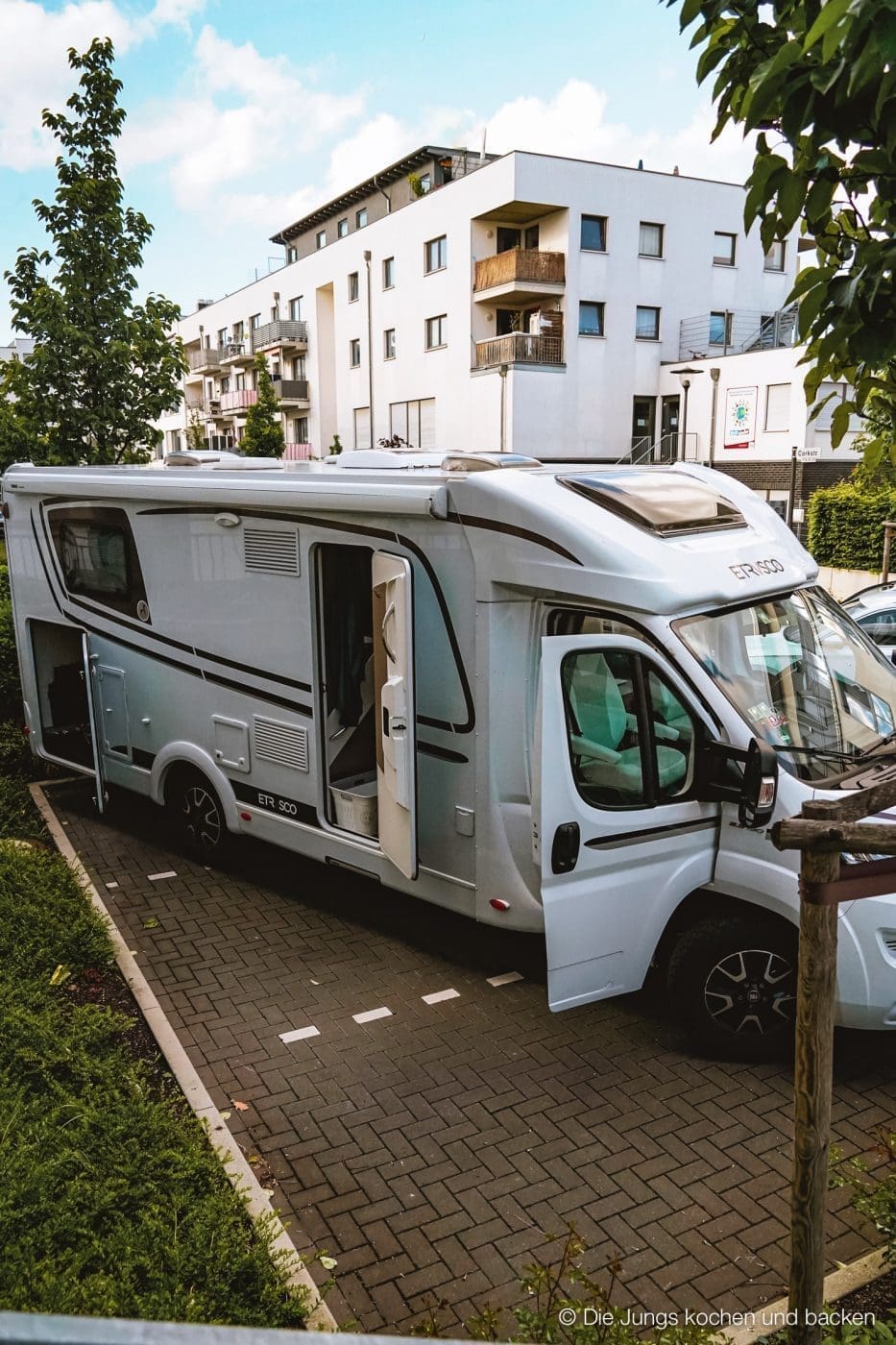Wohnmobil Etrusco Bretagne 239 1 | Heute haben wir einen besonderen Reisebericht für euch, denn wir hatten eine absolute Premiere: Reisen mit einem Wohnmobil! 5 Tage lang waren wir unterwegs und unser Ziel war die wunderschöne Smaragdküste in der Bretagne. Hier haben wir es uns kulinarisch richtig gut gehen lassen, tolle Eindrücke gesammelt und vor allem unser schickes Gefährt von Etrusco ausgiebig testen können. In diesem Beitrag nehmen wir euch mit auf unsere Tour: Von unseren persönlichen Highlights, den besten Stellplätzen bis hin zu den unverzichtbaren Genüssen, die die Bretagne zu bieten hat. Also, schnall dich an – los geht’s!
