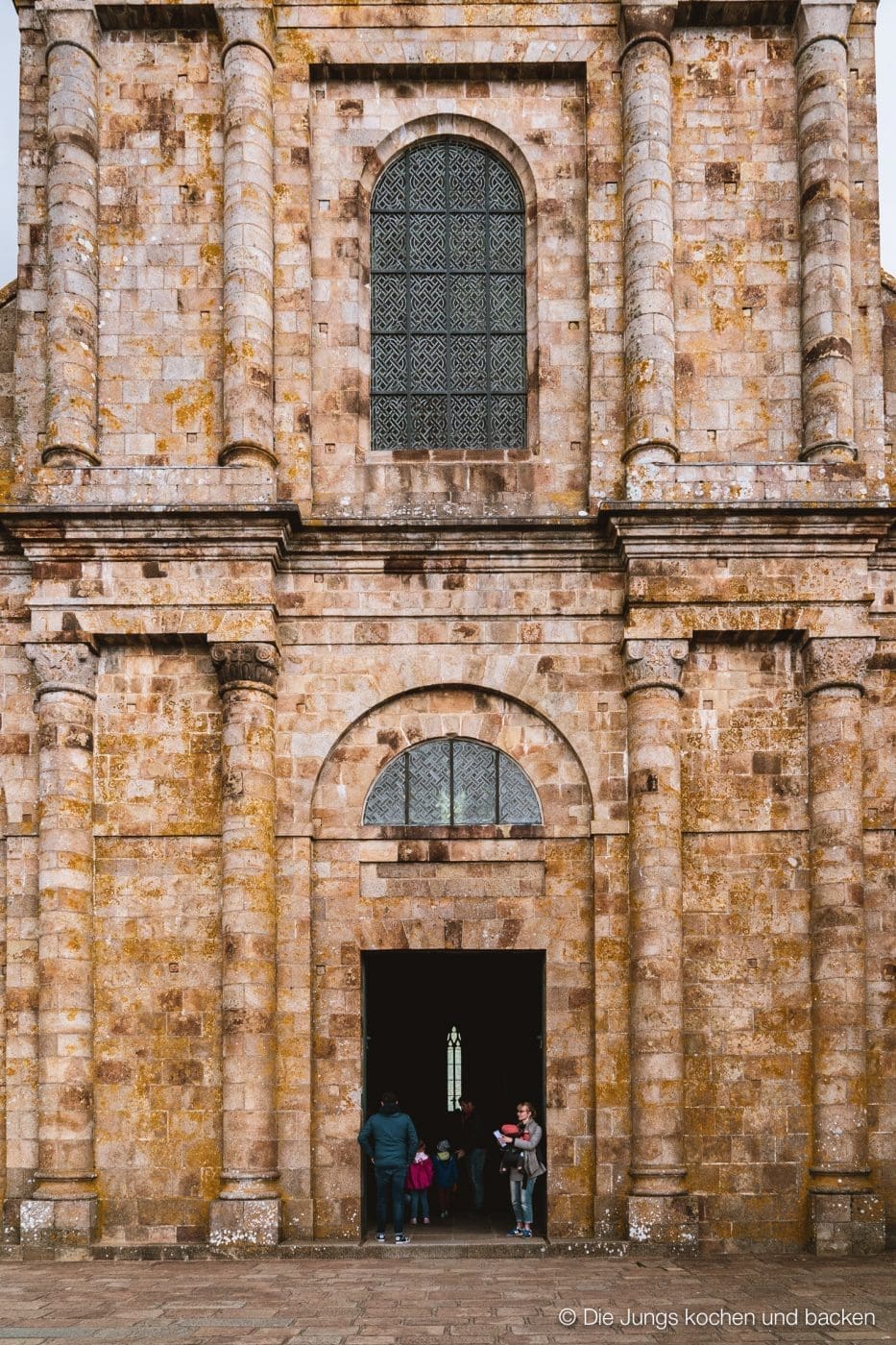 Wohnmobil Etrusco Bretagne 27 | Heute haben wir einen besonderen Reisebericht für euch, denn wir hatten eine absolute Premiere: Reisen mit einem Wohnmobil! 5 Tage lang waren wir unterwegs und unser Ziel war die wunderschöne Smaragdküste in der Bretagne. Hier haben wir es uns kulinarisch richtig gut gehen lassen, tolle Eindrücke gesammelt und vor allem unser schickes Gefährt von Etrusco ausgiebig testen können. In diesem Beitrag nehmen wir euch mit auf unsere Tour: Von unseren persönlichen Highlights, den besten Stellplätzen bis hin zu den unverzichtbaren Genüssen, die die Bretagne zu bieten hat. Also, schnall dich an – los geht’s!