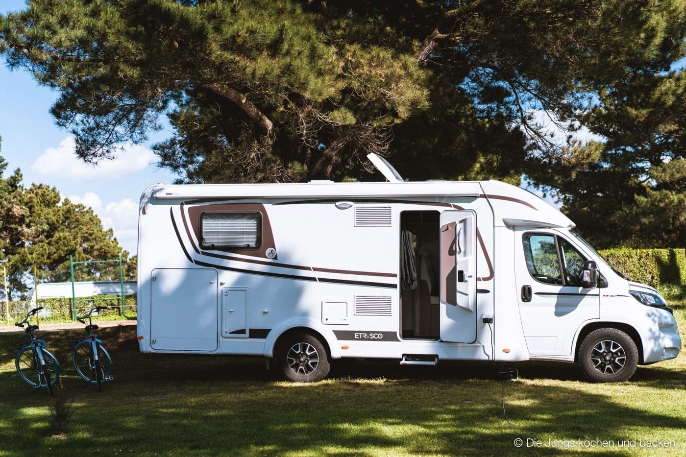 Wohnmobil Etrusco Bretagne 40 | Heute haben wir einen besonderen Reisebericht für euch, denn wir hatten eine absolute Premiere: Reisen mit einem Wohnmobil! 5 Tage lang waren wir unterwegs und unser Ziel war die wunderschöne Smaragdküste in der Bretagne. Hier haben wir es uns kulinarisch richtig gut gehen lassen, tolle Eindrücke gesammelt und vor allem unser schickes Gefährt von Etrusco ausgiebig testen können. In diesem Beitrag nehmen wir euch mit auf unsere Tour: Von unseren persönlichen Highlights, den besten Stellplätzen bis hin zu den unverzichtbaren Genüssen, die die Bretagne zu bieten hat. Also, schnall dich an – los geht’s!