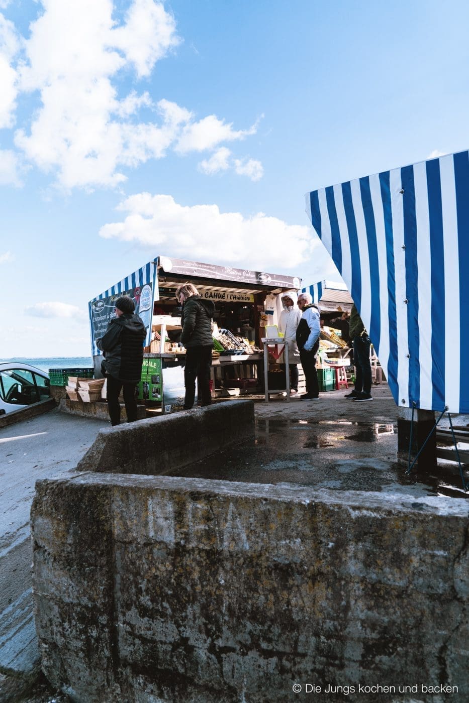 Wohnmobil Etrusco Bretagne 44 | Heute haben wir einen besonderen Reisebericht für euch, denn wir hatten eine absolute Premiere: Reisen mit einem Wohnmobil! 5 Tage lang waren wir unterwegs und unser Ziel war die wunderschöne Smaragdküste in der Bretagne. Hier haben wir es uns kulinarisch richtig gut gehen lassen, tolle Eindrücke gesammelt und vor allem unser schickes Gefährt von Etrusco ausgiebig testen können. In diesem Beitrag nehmen wir euch mit auf unsere Tour: Von unseren persönlichen Highlights, den besten Stellplätzen bis hin zu den unverzichtbaren Genüssen, die die Bretagne zu bieten hat. Also, schnall dich an – los geht’s!