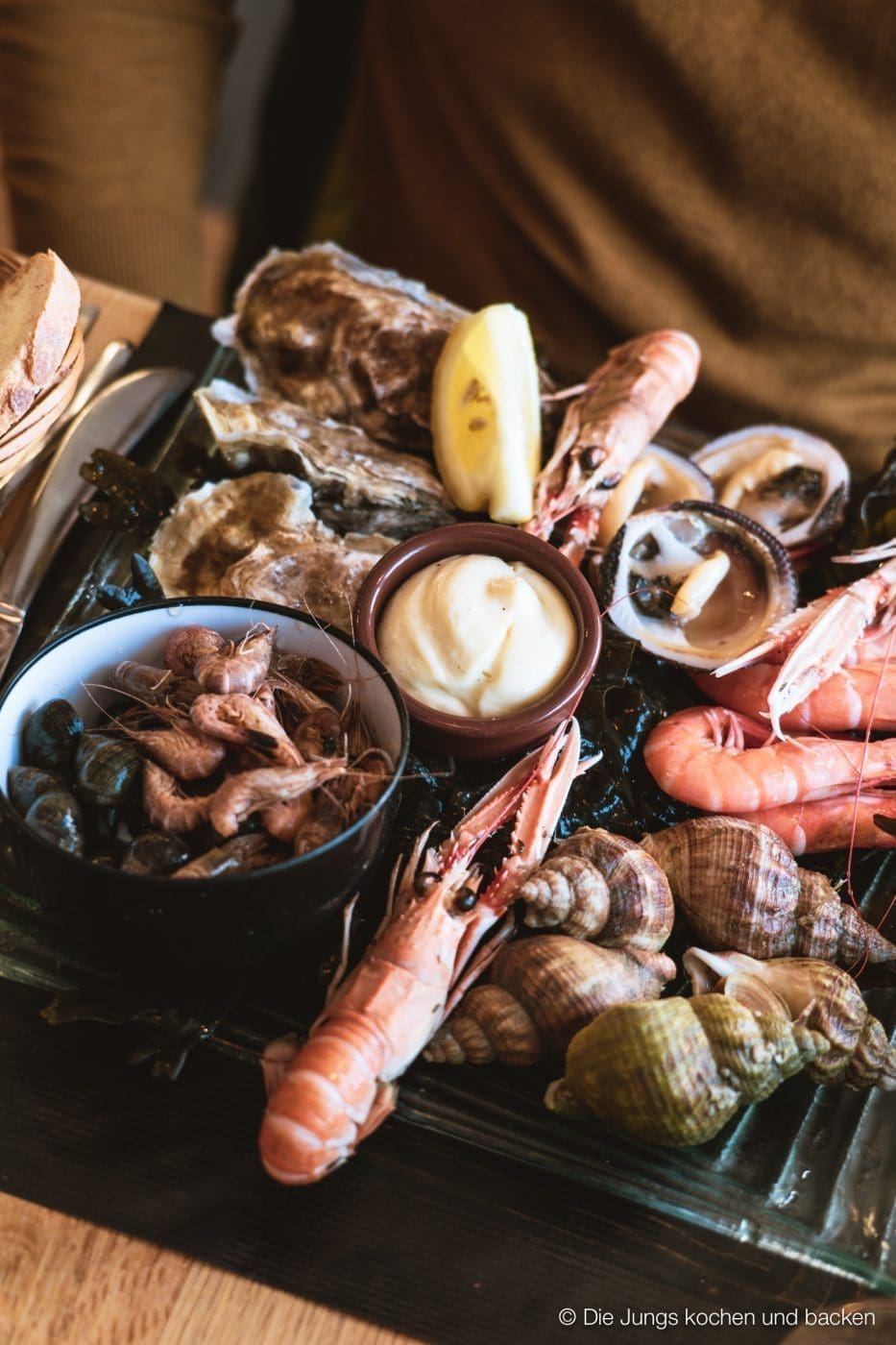 Wohnmobil Etrusco Bretagne 55 | Heute haben wir einen besonderen Reisebericht für euch, denn wir hatten eine absolute Premiere: Reisen mit einem Wohnmobil! 5 Tage lang waren wir unterwegs und unser Ziel war die wunderschöne Smaragdküste in der Bretagne. Hier haben wir es uns kulinarisch richtig gut gehen lassen, tolle Eindrücke gesammelt und vor allem unser schickes Gefährt von Etrusco ausgiebig testen können. In diesem Beitrag nehmen wir euch mit auf unsere Tour: Von unseren persönlichen Highlights, den besten Stellplätzen bis hin zu den unverzichtbaren Genüssen, die die Bretagne zu bieten hat. Also, schnall dich an – los geht’s!