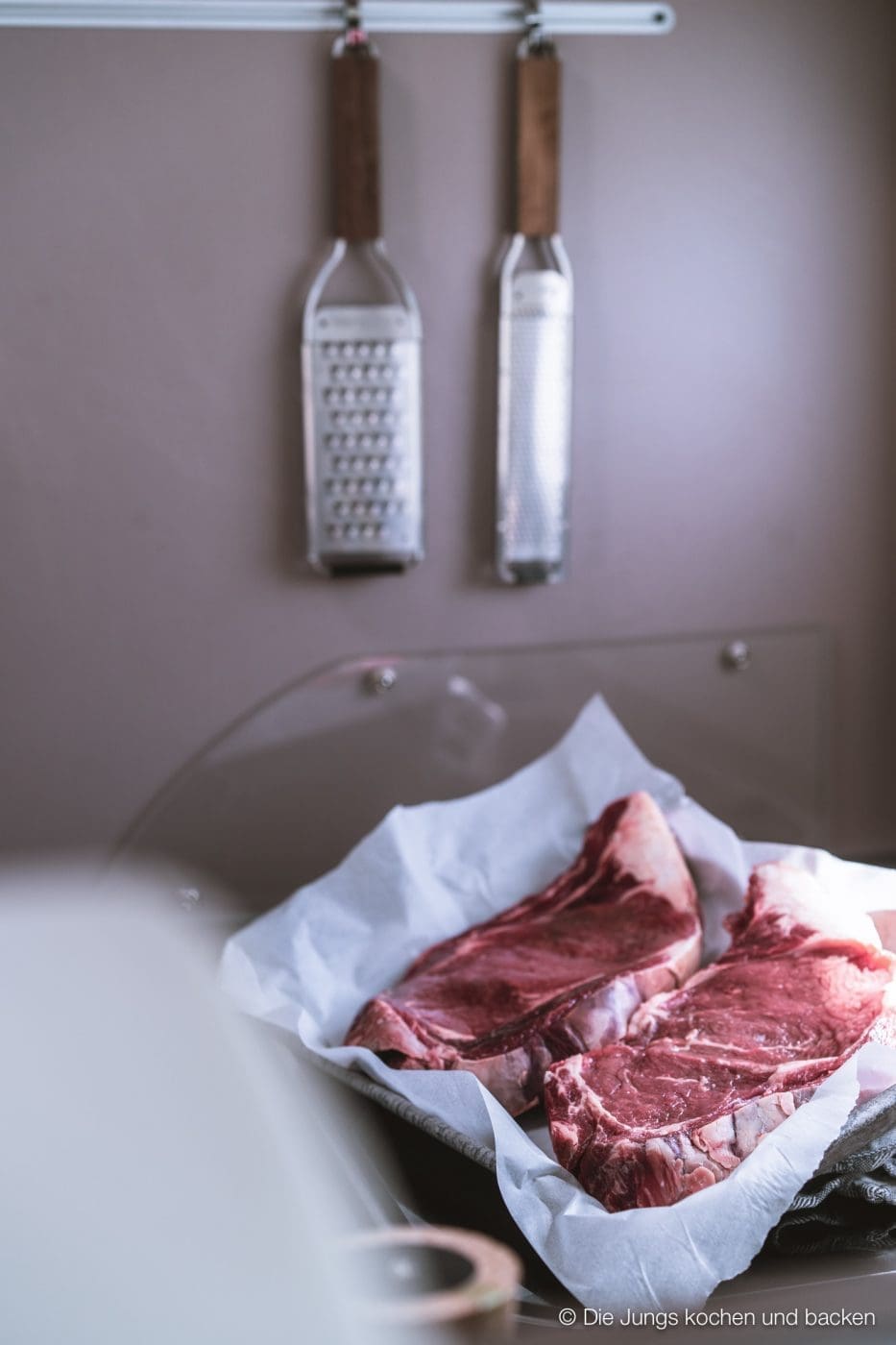 Wohnmobil Etrusco Bretagne 77 | Heute haben wir einen besonderen Reisebericht für euch, denn wir hatten eine absolute Premiere: Reisen mit einem Wohnmobil! 5 Tage lang waren wir unterwegs und unser Ziel war die wunderschöne Smaragdküste in der Bretagne. Hier haben wir es uns kulinarisch richtig gut gehen lassen, tolle Eindrücke gesammelt und vor allem unser schickes Gefährt von Etrusco ausgiebig testen können. In diesem Beitrag nehmen wir euch mit auf unsere Tour: Von unseren persönlichen Highlights, den besten Stellplätzen bis hin zu den unverzichtbaren Genüssen, die die Bretagne zu bieten hat. Also, schnall dich an – los geht’s!