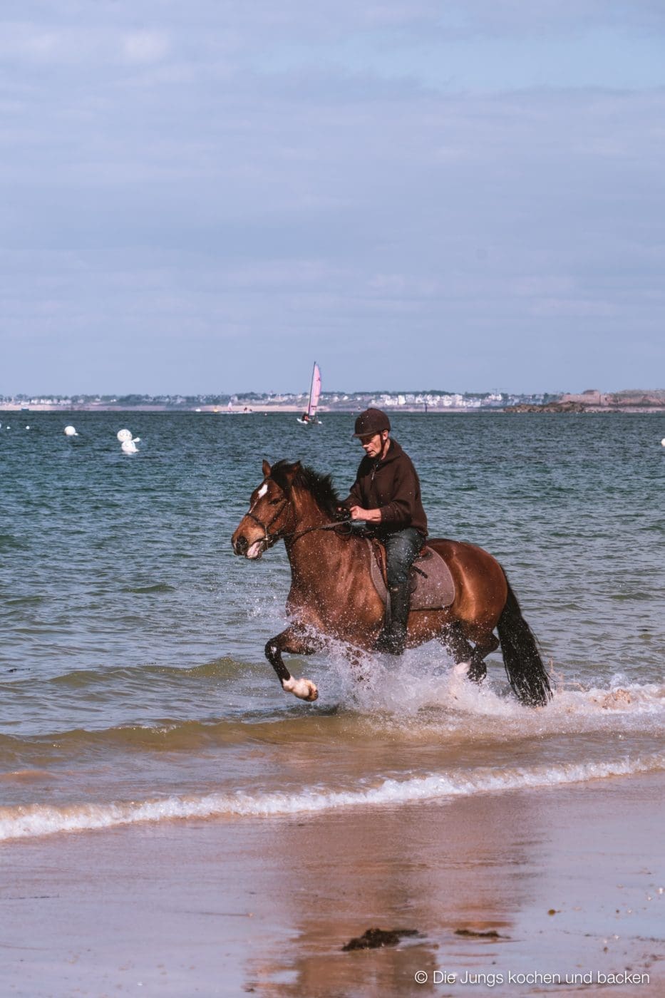 Wohnmobil Etrusco Bretagne 91 | Heute haben wir einen besonderen Reisebericht für euch, denn wir hatten eine absolute Premiere: Reisen mit einem Wohnmobil! 5 Tage lang waren wir unterwegs und unser Ziel war die wunderschöne Smaragdküste in der Bretagne. Hier haben wir es uns kulinarisch richtig gut gehen lassen, tolle Eindrücke gesammelt und vor allem unser schickes Gefährt von Etrusco ausgiebig testen können. In diesem Beitrag nehmen wir euch mit auf unsere Tour: Von unseren persönlichen Highlights, den besten Stellplätzen bis hin zu den unverzichtbaren Genüssen, die die Bretagne zu bieten hat. Also, schnall dich an – los geht’s!