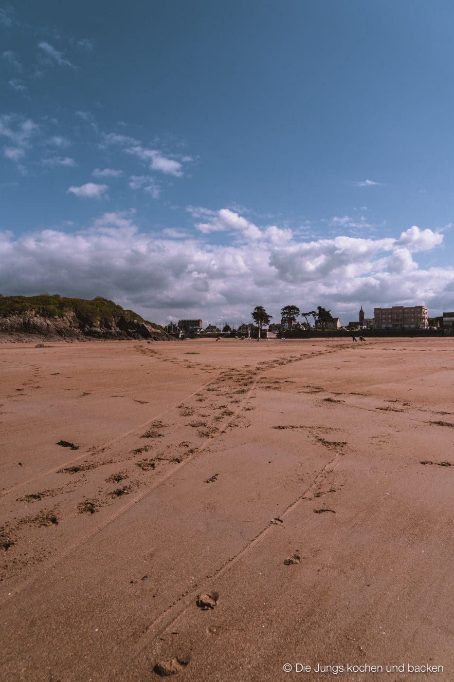 Wohnmobil Etrusco Bretagne 93 | Heute haben wir einen besonderen Reisebericht für euch, denn wir hatten eine absolute Premiere: Reisen mit einem Wohnmobil! 5 Tage lang waren wir unterwegs und unser Ziel war die wunderschöne Smaragdküste in der Bretagne. Hier haben wir es uns kulinarisch richtig gut gehen lassen, tolle Eindrücke gesammelt und vor allem unser schickes Gefährt von Etrusco ausgiebig testen können. In diesem Beitrag nehmen wir euch mit auf unsere Tour: Von unseren persönlichen Highlights, den besten Stellplätzen bis hin zu den unverzichtbaren Genüssen, die die Bretagne zu bieten hat. Also, schnall dich an – los geht’s!