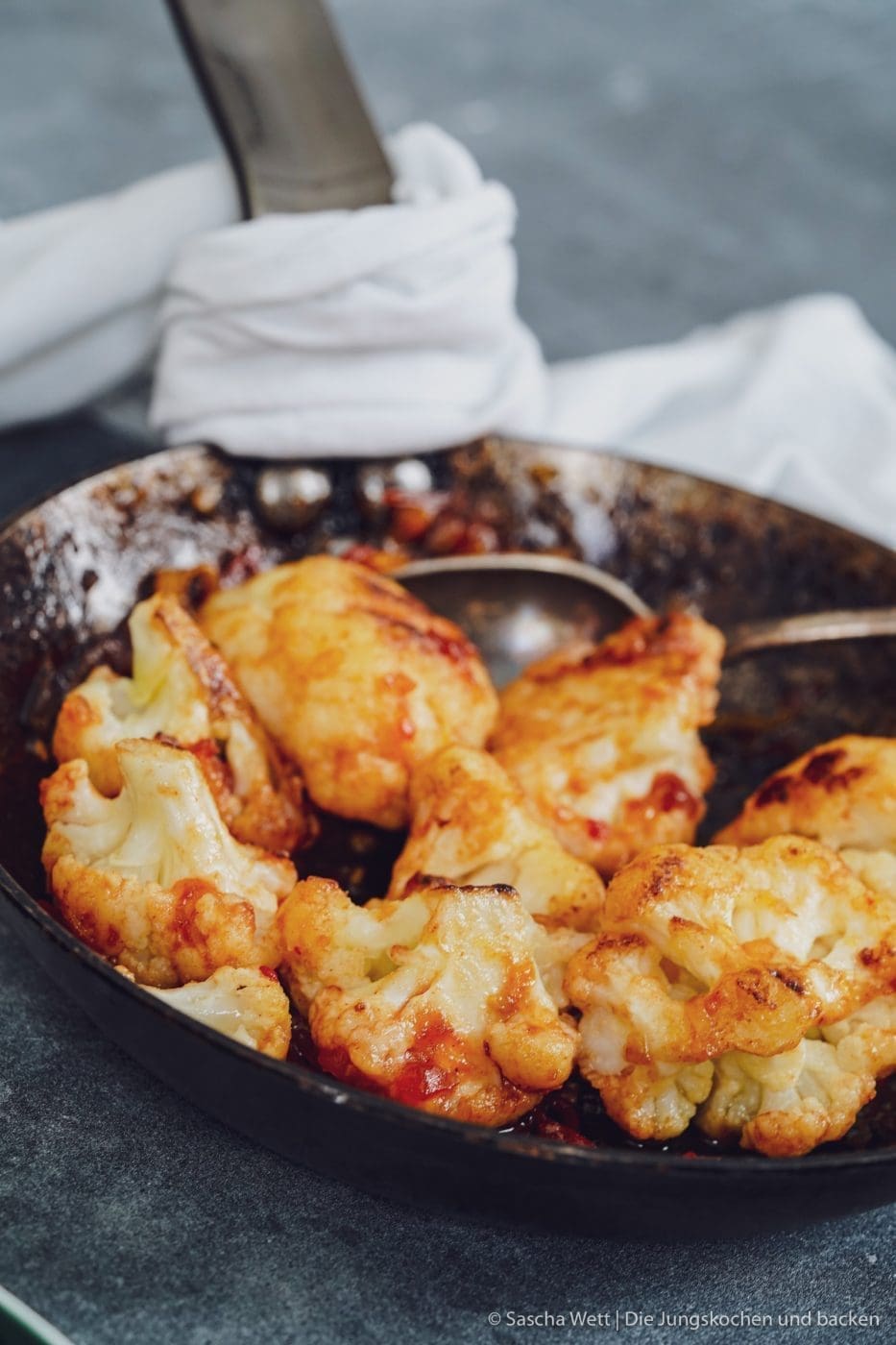 Gebratener Blumenkohl - Sweet-Chili 5 gebratener Blumenkohl sweet chili 10 | Heute haben wir ein super einfaches aber unglaublich leckeres Rezept für euch! Früher war Blumenkohl dieses "Riesending" zwischen einigen anderen Gemüsesorten, die zu Tode gekocht wurden. Und um alles noch viel leckerer zu gestalten, hat man noch einen Liter Sauce Hollandaise aus der Tüte darüber geschüttet. Kennt ihr das auch noch? Unser Rezept macht das ganz anders, denn Torstens Mama hat mir schon bewiesen, dass Blumenkohl anzubraten, eine verdammt gute Idee ist. Also gibt es nun für euch unseren gebratenen Blumenkohl - Sweet-Chili Style.