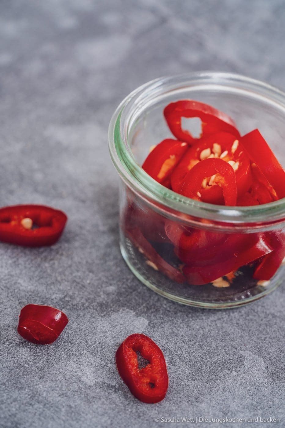 Gebratener Blumenkohl - Sweet-Chili 3 gebratener Blumenkohl sweet chili 11 | Heute haben wir ein super einfaches aber unglaublich leckeres Rezept für euch! Früher war Blumenkohl dieses "Riesending" zwischen einigen anderen Gemüsesorten, die zu Tode gekocht wurden. Und um alles noch viel leckerer zu gestalten, hat man noch einen Liter Sauce Hollandaise aus der Tüte darüber geschüttet. Kennt ihr das auch noch? Unser Rezept macht das ganz anders, denn Torstens Mama hat mir schon bewiesen, dass Blumenkohl anzubraten, eine verdammt gute Idee ist. Also gibt es nun für euch unseren gebratenen Blumenkohl - Sweet-Chili Style.