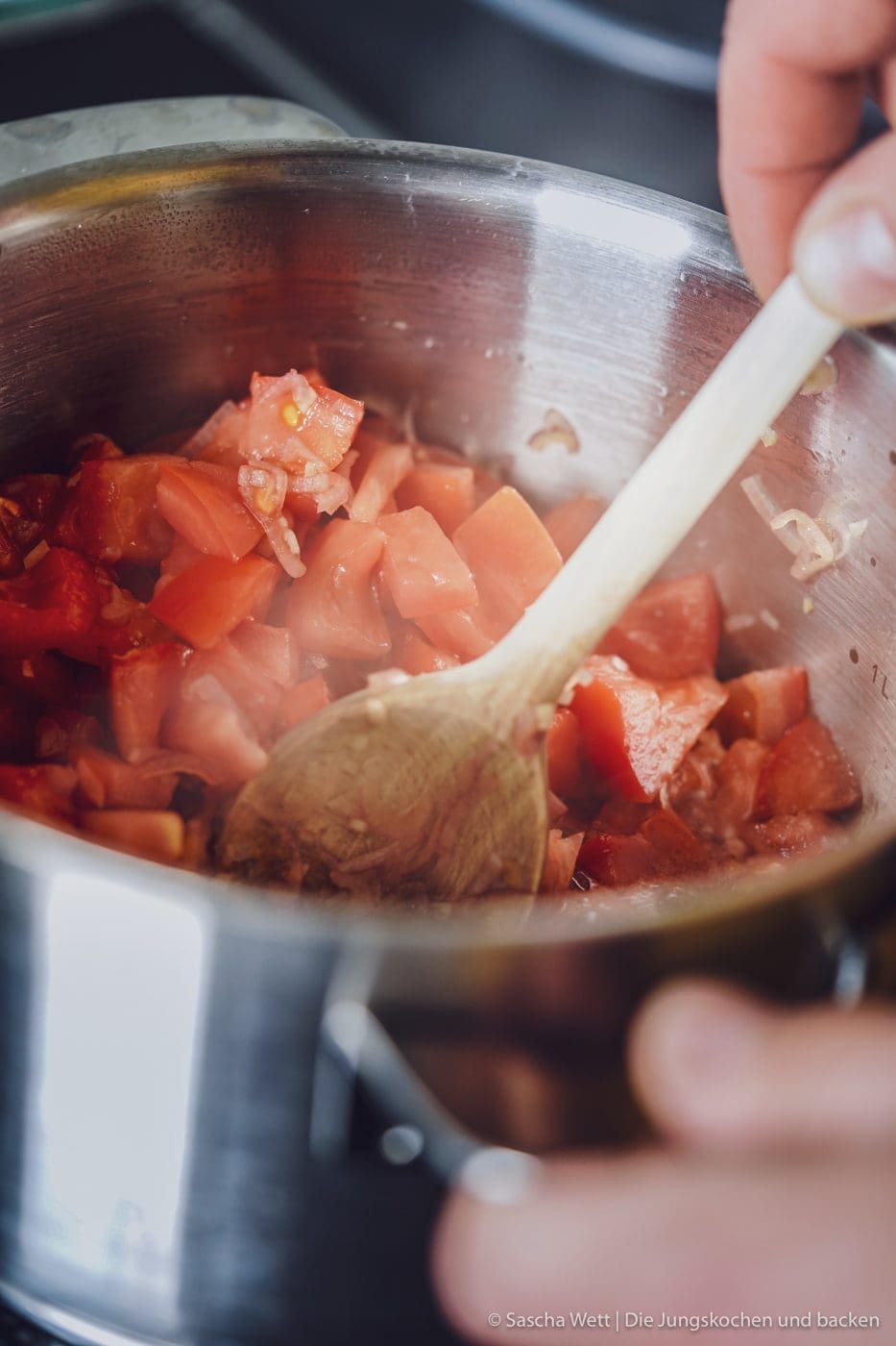 Gebratener Blumenkohl - Sweet-Chili 2 gebratener Blumenkohl sweet chili 2 | Heute haben wir ein super einfaches aber unglaublich leckeres Rezept für euch! Früher war Blumenkohl dieses "Riesending" zwischen einigen anderen Gemüsesorten, die zu Tode gekocht wurden. Und um alles noch viel leckerer zu gestalten, hat man noch einen Liter Sauce Hollandaise aus der Tüte darüber geschüttet. Kennt ihr das auch noch? Unser Rezept macht das ganz anders, denn Torstens Mama hat mir schon bewiesen, dass Blumenkohl anzubraten, eine verdammt gute Idee ist. Also gibt es nun für euch unseren gebratenen Blumenkohl - Sweet-Chili Style.