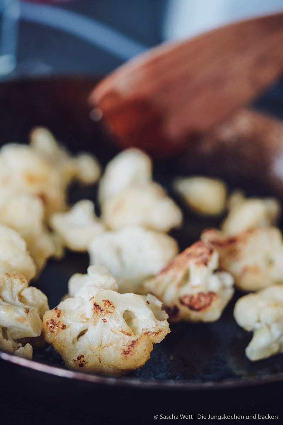 Gebratener Blumenkohl - Sweet-Chili 4 gebratener Blumenkohl sweet chili 4 | Heute haben wir ein super einfaches aber unglaublich leckeres Rezept für euch! Früher war Blumenkohl dieses "Riesending" zwischen einigen anderen Gemüsesorten, die zu Tode gekocht wurden. Und um alles noch viel leckerer zu gestalten, hat man noch einen Liter Sauce Hollandaise aus der Tüte darüber geschüttet. Kennt ihr das auch noch? Unser Rezept macht das ganz anders, denn Torstens Mama hat mir schon bewiesen, dass Blumenkohl anzubraten, eine verdammt gute Idee ist. Also gibt es nun für euch unseren gebratenen Blumenkohl - Sweet-Chili Style.