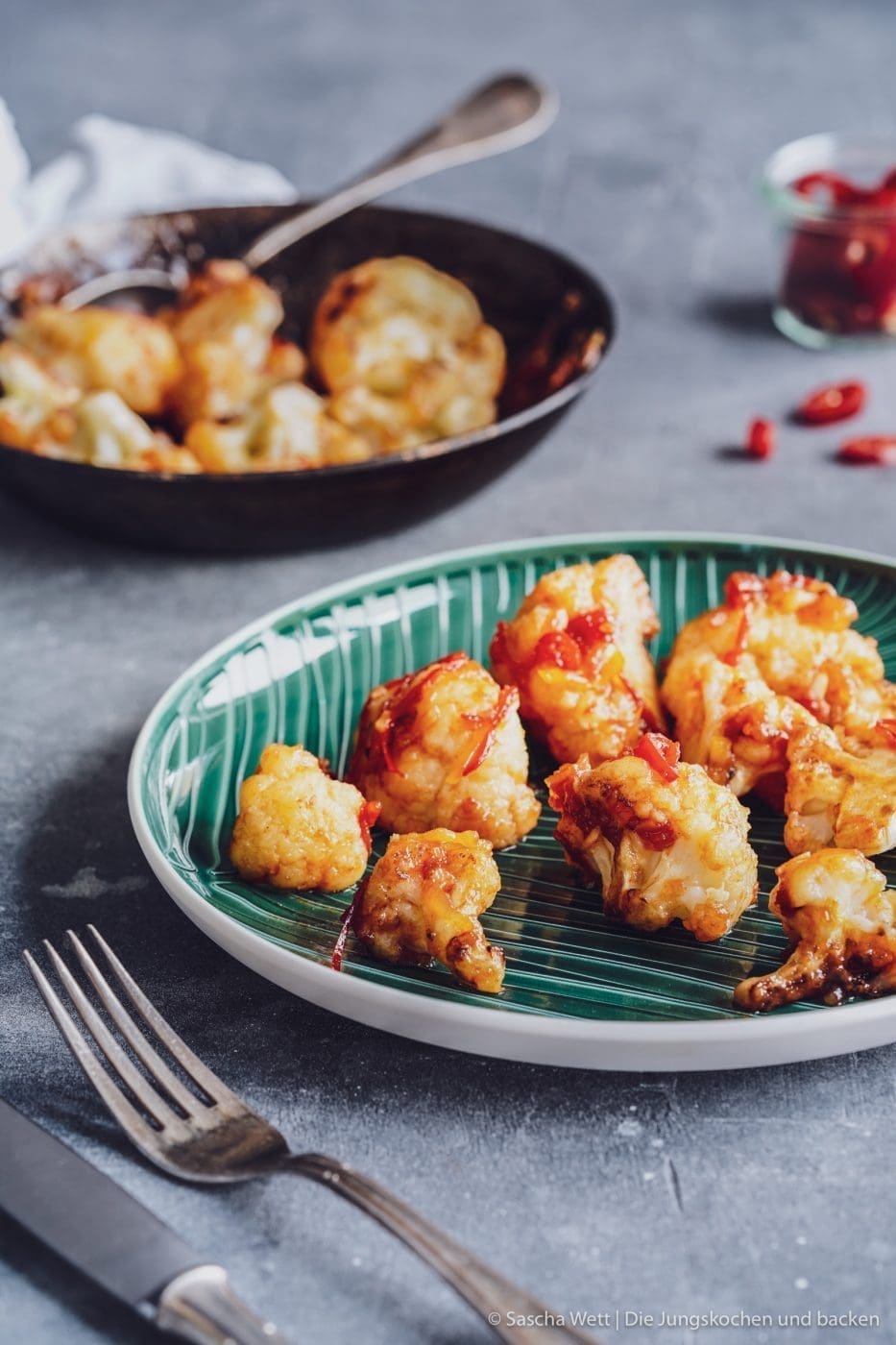 Gebratener Blumenkohl - Sweet-Chili 7 gebratener Blumenkohl sweet chili 6 | Heute haben wir ein super einfaches aber unglaublich leckeres Rezept für euch! Früher war Blumenkohl dieses "Riesending" zwischen einigen anderen Gemüsesorten, die zu Tode gekocht wurden. Und um alles noch viel leckerer zu gestalten, hat man noch einen Liter Sauce Hollandaise aus der Tüte darüber geschüttet. Kennt ihr das auch noch? Unser Rezept macht das ganz anders, denn Torstens Mama hat mir schon bewiesen, dass Blumenkohl anzubraten, eine verdammt gute Idee ist. Also gibt es nun für euch unseren gebratenen Blumenkohl - Sweet-Chili Style.