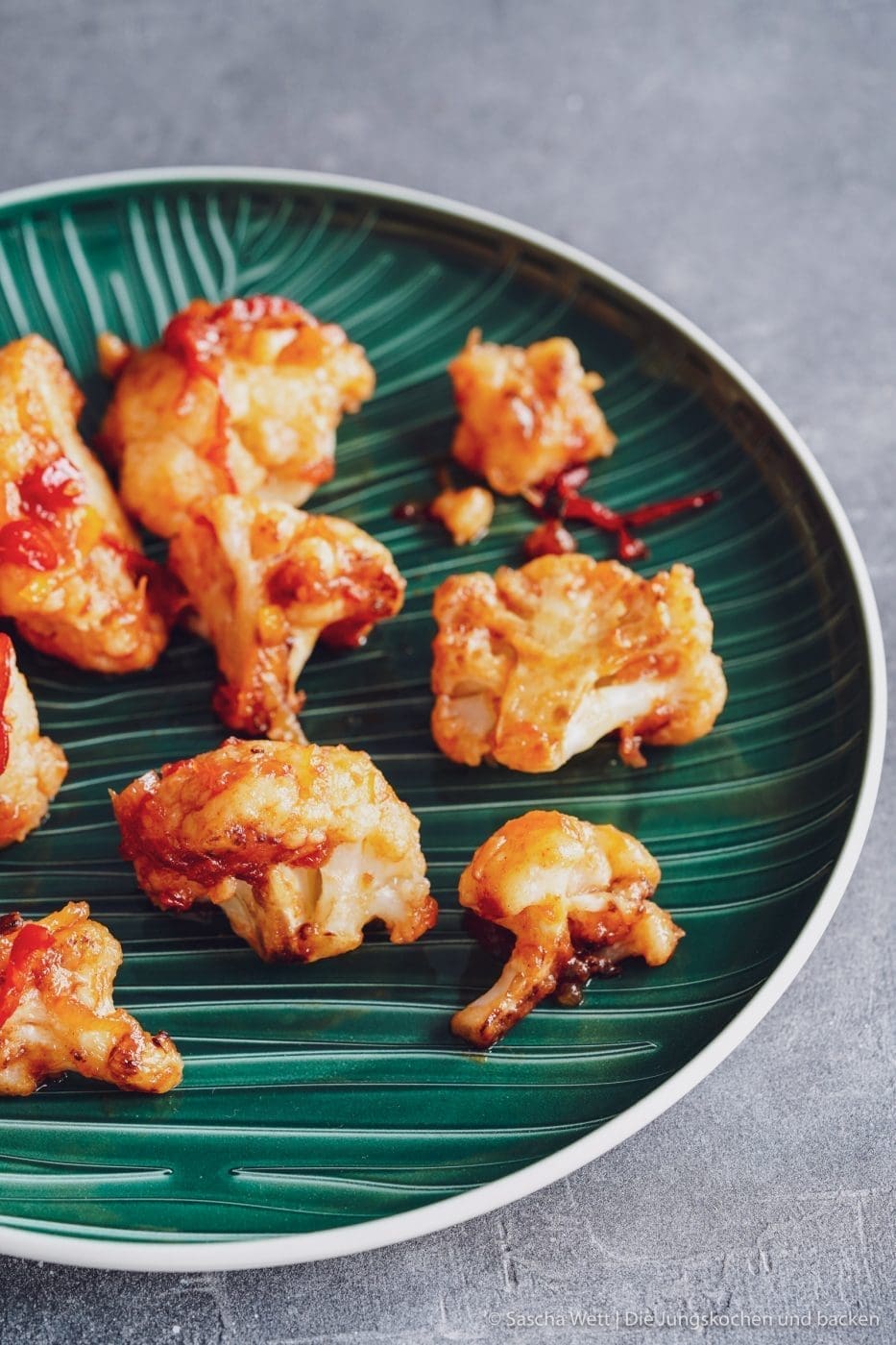 Gebratener Blumenkohl - Sweet-Chili 6 gebratener Blumenkohl sweet chili 7 | Heute haben wir ein super einfaches aber unglaublich leckeres Rezept für euch! Früher war Blumenkohl dieses "Riesending" zwischen einigen anderen Gemüsesorten, die zu Tode gekocht wurden. Und um alles noch viel leckerer zu gestalten, hat man noch einen Liter Sauce Hollandaise aus der Tüte darüber geschüttet. Kennt ihr das auch noch? Unser Rezept macht das ganz anders, denn Torstens Mama hat mir schon bewiesen, dass Blumenkohl anzubraten, eine verdammt gute Idee ist. Also gibt es nun für euch unseren gebratenen Blumenkohl - Sweet-Chili Style.