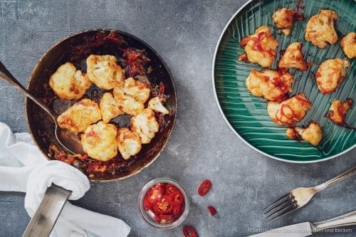 gebratener Blumenkohl sweet chili 8 | Heute haben wir ein super einfaches aber unglaublich leckeres Rezept für euch! Früher war Blumenkohl dieses "Riesending" zwischen einigen anderen Gemüsesorten, die zu Tode gekocht wurden. Und um alles noch viel leckerer zu gestalten, hat man noch einen Liter Sauce Hollandaise aus der Tüte darüber geschüttet. Kennt ihr das auch noch? Unser Rezept macht das ganz anders, denn Torstens Mama hat mir schon bewiesen, dass Blumenkohl anzubraten, eine verdammt gute Idee ist. Also gibt es nun für euch unseren gebratenen Blumenkohl - Sweet-Chili Style.