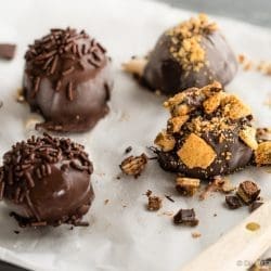 Eis selber machen – Eiscreme, Sorbet & Eisdesserts von A bis Z 22 Eiskonfekt 2 | Kaum etwas gehört für uns so sehr zum Sommer wie selbst gemachtes Eis – aber ehrlich gesagt löffeln wir es das ganze Jahr. Über die Jahre ist eine bunte Sammlung entstanden: cremiges Milcheis aus der Eismaschine, fruchtige Sorbets, leichtes Joghurteis und richtig angeberische Eisdesserts.