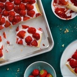 Erdbeer Blechkuchen 1 | Manche Rezepte schmecken nach Zuhause. Bei uns sind das die von Oma Lore – aufgeschrieben an einem Küchentisch im Oberberg, weitergegeben über Generationen und inzwischen unzählige Male von uns nachgekocht. Hühnersuppe, wenn die Nase läuft. Rinderrouladen am Sonntag. Nusskuchen, einfach weil.