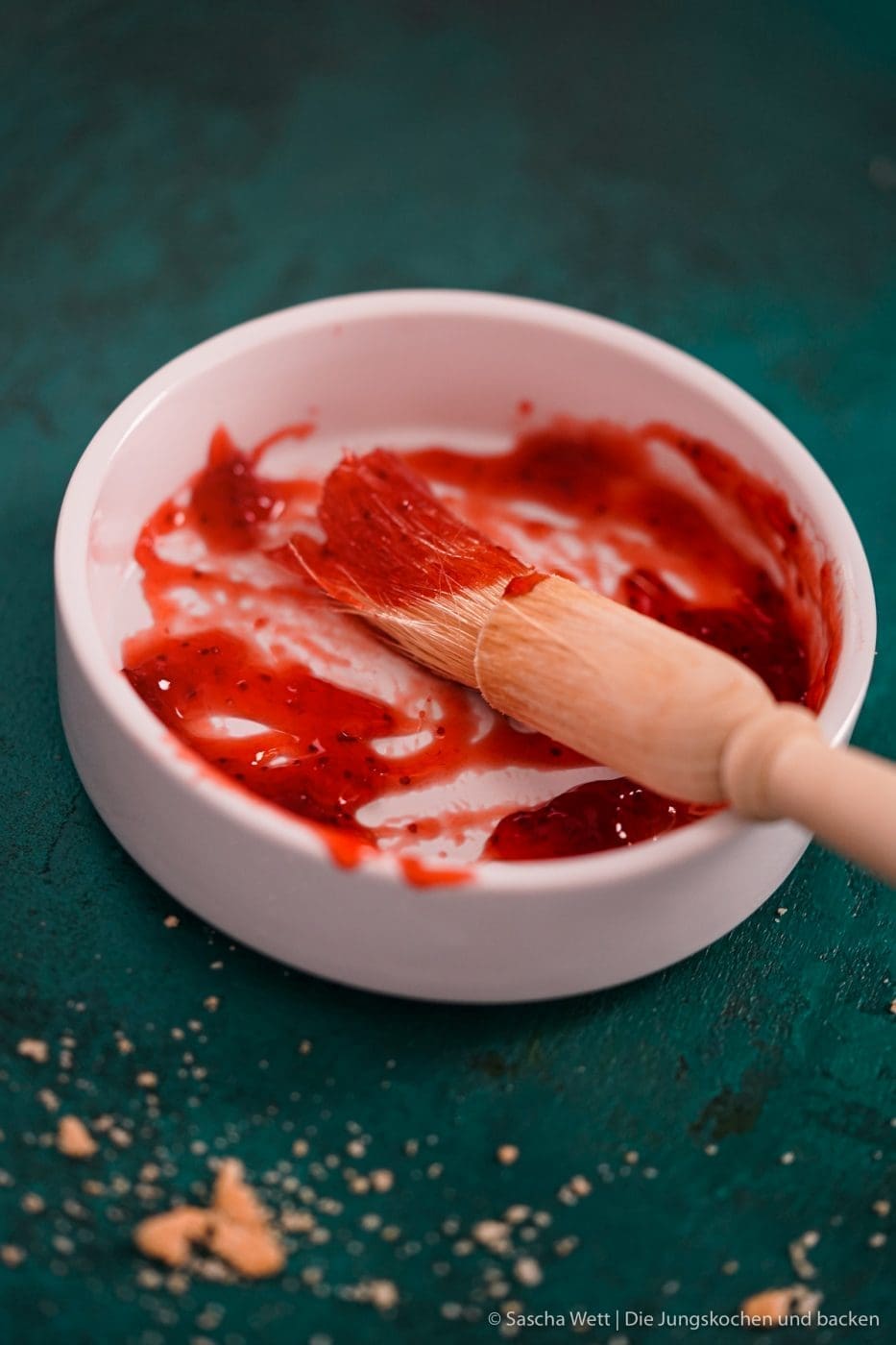 Erdbeerkuchen vom Blech 3 Erdbeer Blechkuchen 2 | Es gibt 2 Früchte, die zur selben Zeit Saison haben, die wir beide super gerne verarbeiten und essen und die auch noch perfekt zusammen passen. Heute ist es zwar nicht der Rhabarber, den wir auf dem Schirm haben, sondern die Erdbeere. Findet ihr nicht auch, dass diese Zeit des Jahres einfach die allerbeste ist, weil ein Erdbeerkuchen oder auch ein Rhabarberkuchen sowas von erfrischend ist, dass man fast jede andere Frucht einfach stehen lassen könnte?! Und dabei gibt es auch noch Millionen Möglichkeiten, die leckeren Früchte zu verarbeiten - da sind der Fantasie keine Grenzen gesetzt.