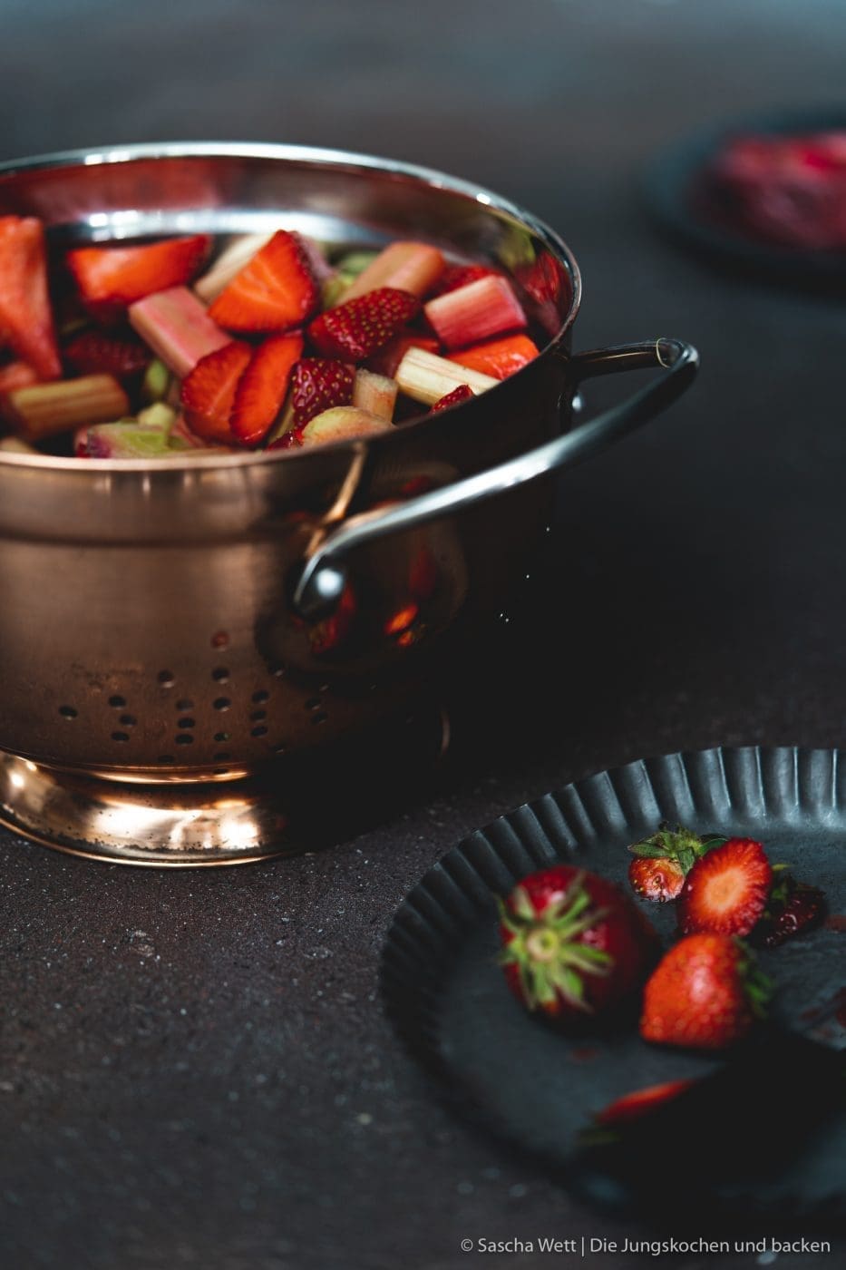 Erdbeer Rhabarber Marmelade Portwein ingwer 1 | Es geht mal wieder um die Rhabarberverwertung. Muddi hat uns die nächste Ladung davon vorbei gebracht. Nicht, dass wir uns darüber nicht freuen, aber den wievielten Kuchen sollen wir denn in dieser Saison noch backen?! Gar keinen ..! (Obwohl wir vermutlich doch noch einen backen werden). Nein. heute haben wir eher daran gedacht, Rhabarber haltbar zu machen. Und das geht doch am Besten als Konfitüre. So kam es dann zu unserer Rhabarber-Erdbeerkonfitüre ... und da mit Sicherheit noch mehr von Muddi kommt, machen wir später noch eine ordentliche Menge dieser köstlichen Konfitüre.