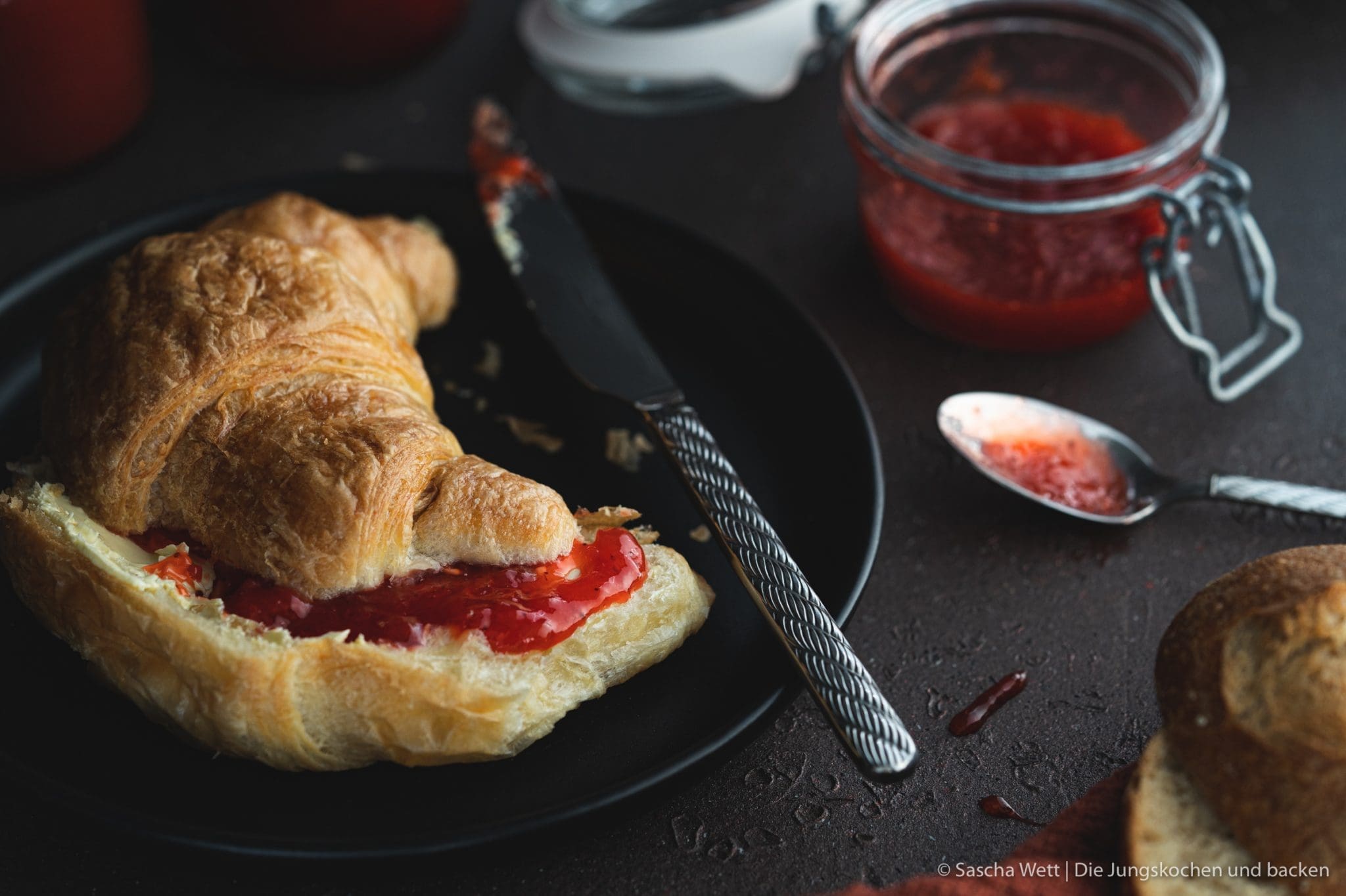 Erdbeer Rhabarber Marmelade Portwein ingwer 7 | Es geht mal wieder um die Rhabarberverwertung. Muddi hat uns die nächste Ladung davon vorbei gebracht. Nicht, dass wir uns darüber nicht freuen, aber den wievielten Kuchen sollen wir denn in dieser Saison noch backen?! Gar keinen ..! (Obwohl wir vermutlich doch noch einen backen werden). Nein. heute haben wir eher daran gedacht, Rhabarber haltbar zu machen. Und das geht doch am Besten als Konfitüre. So kam es dann zu unserer Rhabarber-Erdbeerkonfitüre ... und da mit Sicherheit noch mehr von Muddi kommt, machen wir später noch eine ordentliche Menge dieser köstlichen Konfitüre.