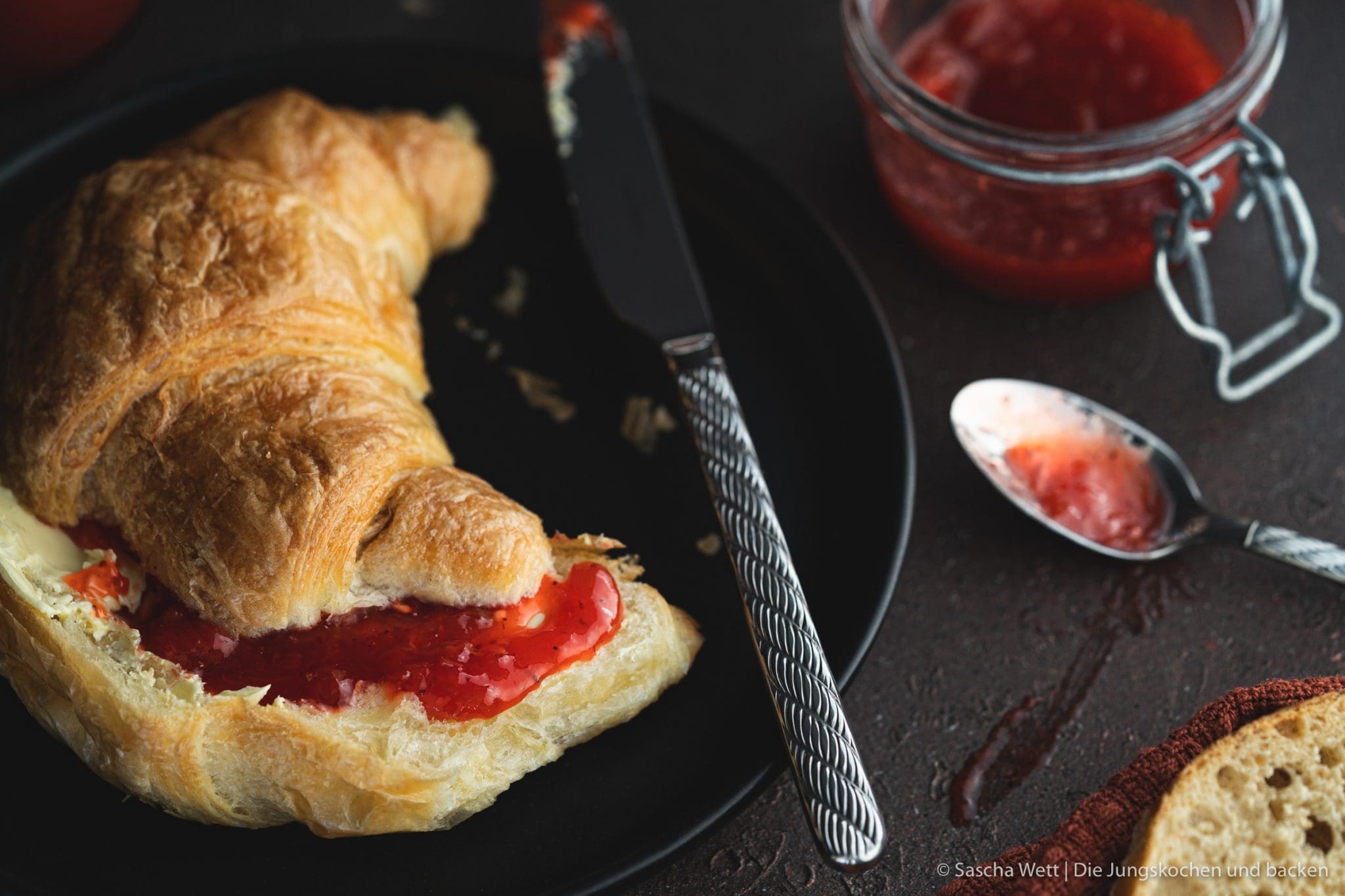 Erdbeer Rhabarber Marmelade Portwein ingwer 8 | Es geht mal wieder um die Rhabarberverwertung. Muddi hat uns die nächste Ladung davon vorbei gebracht. Nicht, dass wir uns darüber nicht freuen, aber den wievielten Kuchen sollen wir denn in dieser Saison noch backen?! Gar keinen ..! (Obwohl wir vermutlich doch noch einen backen werden). Nein. heute haben wir eher daran gedacht, Rhabarber haltbar zu machen. Und das geht doch am Besten als Konfitüre. So kam es dann zu unserer Rhabarber-Erdbeerkonfitüre ... und da mit Sicherheit noch mehr von Muddi kommt, machen wir später noch eine ordentliche Menge dieser köstlichen Konfitüre.
