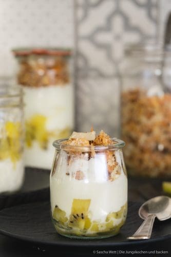 Kiwi Granola Snack Zespri sungold 10 | Wer von euch nicht von zu Hause arbeitet, sondern an einem fixen Ort bei seinem Arbeitgeber, der kennt das Problem mit dem Snack zwischendurch bestimmt genauso gut, wie ich. Zwar möchte ich mich überhaupt nicht beschweren, denn in meiner Firma gibt es Snackautomaten und vor allem eine wirklich gute Kantine. Ok ... wir nennen sie Casino. Zudem habe ich es nochmal so gut, denn meine Muddi wohnt ja quasi um die Ecke und ich kann davon super profitieren. Einen Snack zwischendurch brauche ich aber trotzdem. Das kann mal einfach nur ein Apfel sein, mal ein Frühstücksriegel oder auch ein Sungold Kiwi-Granola-Snack. Natürlich selbstgemacht!