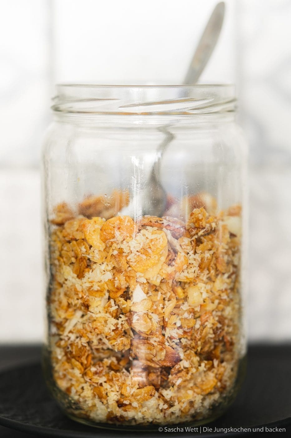 Kiwi-Granola-Snack 6 Kiwi Granola Snack Zespri sungold 12 | Wer von euch nicht von zu Hause arbeitet, sondern an einem fixen Ort bei seinem Arbeitgeber, der kennt das Problem mit dem Snack zwischendurch bestimmt genauso gut, wie ich. Zwar möchte ich mich überhaupt nicht beschweren, denn in meiner Firma gibt es Snackautomaten und vor allem eine wirklich gute Kantine. Ok ... wir nennen sie Casino. Zudem habe ich es nochmal so gut, denn meine Muddi wohnt ja quasi um die Ecke und ich kann davon super profitieren. Einen Snack zwischendurch brauche ich aber trotzdem. Das kann mal einfach nur ein Apfel sein, mal ein Frühstücksriegel oder auch ein Sungold Kiwi-Granola-Snack. Natürlich selbstgemacht!