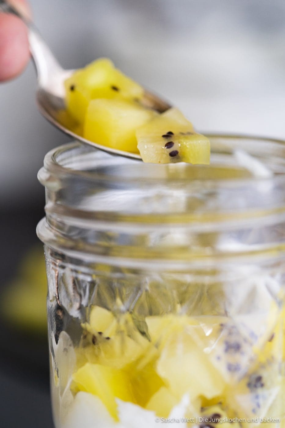 Kiwi-Granola-Snack 8 Kiwi Granola Snack Zespri sungold 13 | Wer von euch nicht von zu Hause arbeitet, sondern an einem fixen Ort bei seinem Arbeitgeber, der kennt das Problem mit dem Snack zwischendurch bestimmt genauso gut, wie ich. Zwar möchte ich mich überhaupt nicht beschweren, denn in meiner Firma gibt es Snackautomaten und vor allem eine wirklich gute Kantine. Ok ... wir nennen sie Casino. Zudem habe ich es nochmal so gut, denn meine Muddi wohnt ja quasi um die Ecke und ich kann davon super profitieren. Einen Snack zwischendurch brauche ich aber trotzdem. Das kann mal einfach nur ein Apfel sein, mal ein Frühstücksriegel oder auch ein Sungold Kiwi-Granola-Snack. Natürlich selbstgemacht!