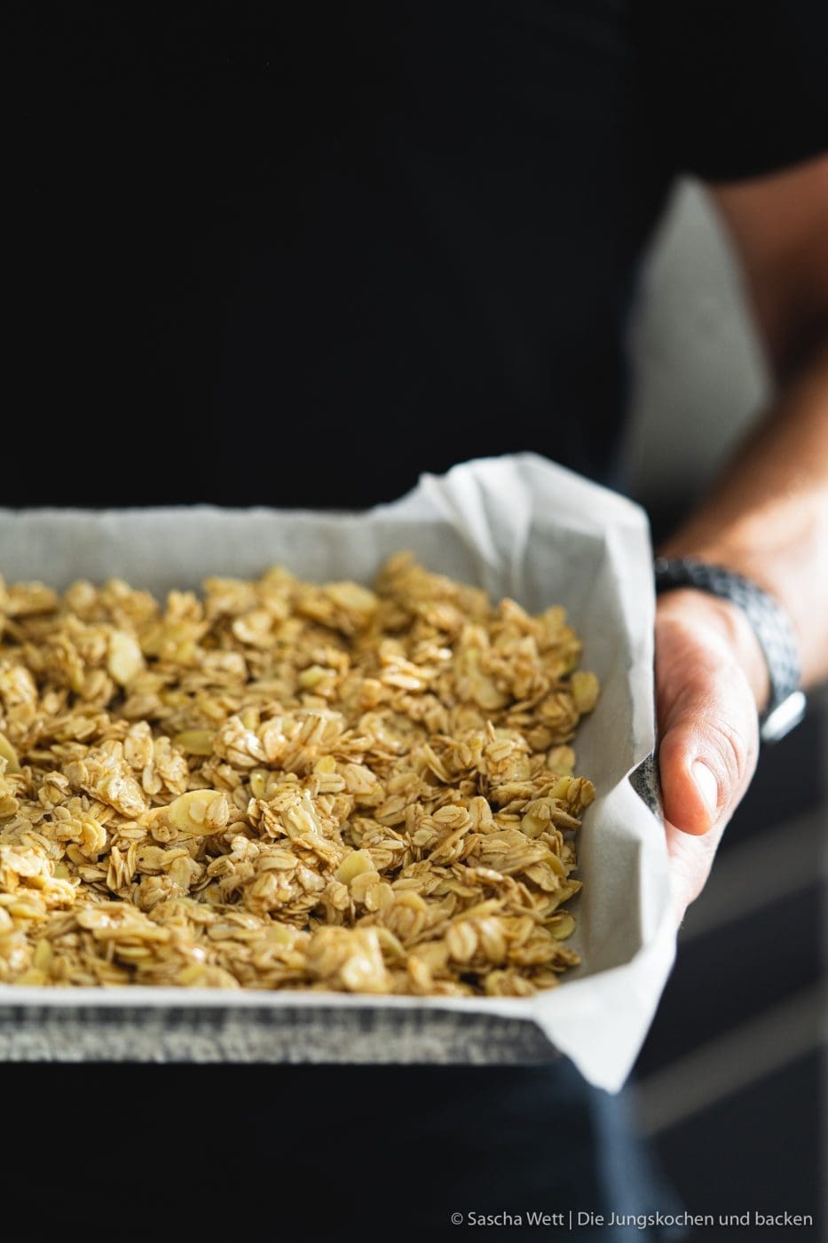 Kiwi-Granola-Snack 3 Kiwi Granola Snack Zespri sungold 4 | Wer von euch nicht von zu Hause arbeitet, sondern an einem fixen Ort bei seinem Arbeitgeber, der kennt das Problem mit dem Snack zwischendurch bestimmt genauso gut, wie ich. Zwar möchte ich mich überhaupt nicht beschweren, denn in meiner Firma gibt es Snackautomaten und vor allem eine wirklich gute Kantine. Ok ... wir nennen sie Casino. Zudem habe ich es nochmal so gut, denn meine Muddi wohnt ja quasi um die Ecke und ich kann davon super profitieren. Einen Snack zwischendurch brauche ich aber trotzdem. Das kann mal einfach nur ein Apfel sein, mal ein Frühstücksriegel oder auch ein Sungold Kiwi-Granola-Snack. Natürlich selbstgemacht!