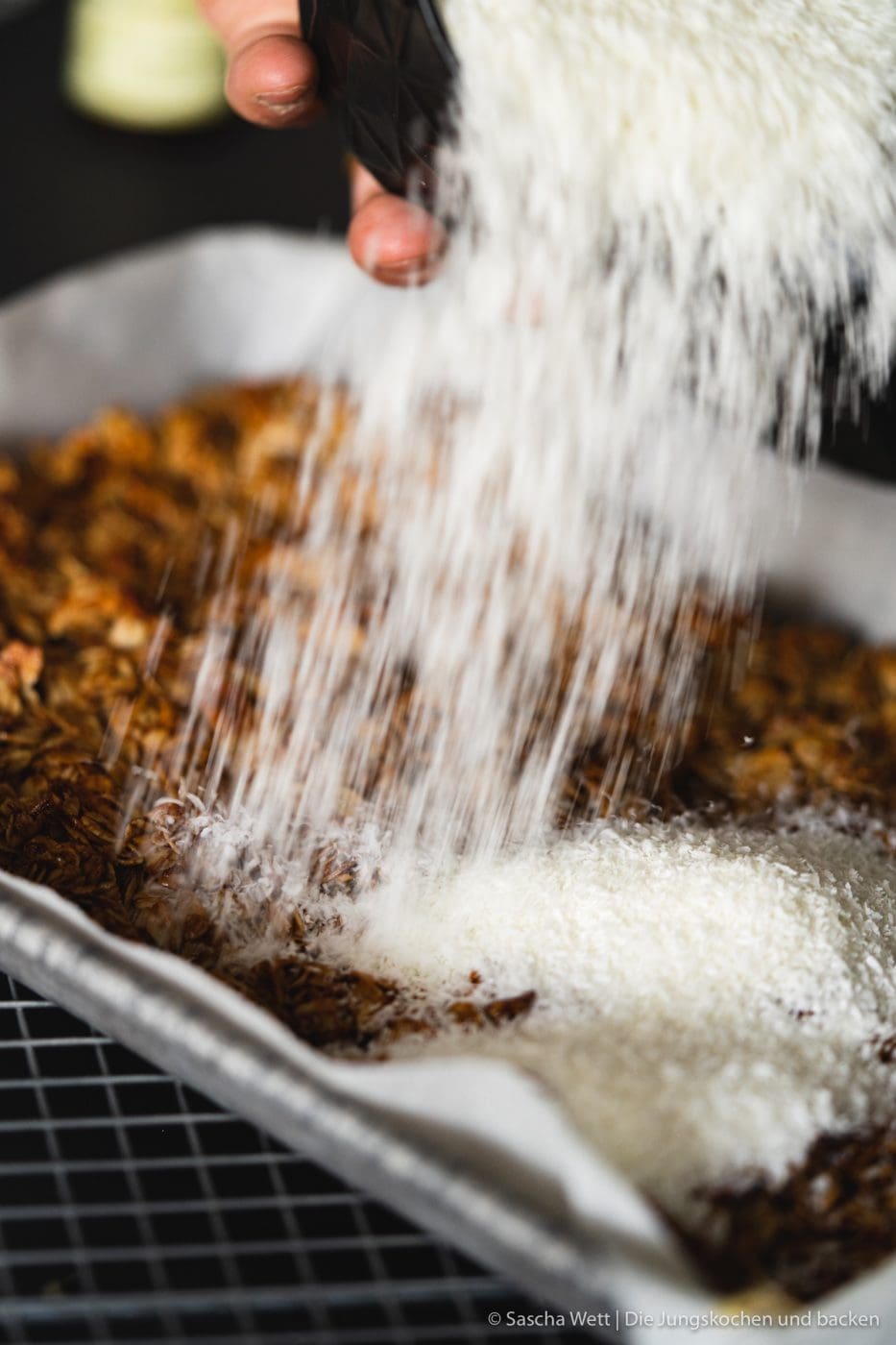 Kiwi-Granola-Snack 4 Kiwi Granola Snack Zespri sungold 5 | Wer von euch nicht von zu Hause arbeitet, sondern an einem fixen Ort bei seinem Arbeitgeber, der kennt das Problem mit dem Snack zwischendurch bestimmt genauso gut, wie ich. Zwar möchte ich mich überhaupt nicht beschweren, denn in meiner Firma gibt es Snackautomaten und vor allem eine wirklich gute Kantine. Ok ... wir nennen sie Casino. Zudem habe ich es nochmal so gut, denn meine Muddi wohnt ja quasi um die Ecke und ich kann davon super profitieren. Einen Snack zwischendurch brauche ich aber trotzdem. Das kann mal einfach nur ein Apfel sein, mal ein Frühstücksriegel oder auch ein Sungold Kiwi-Granola-Snack. Natürlich selbstgemacht!