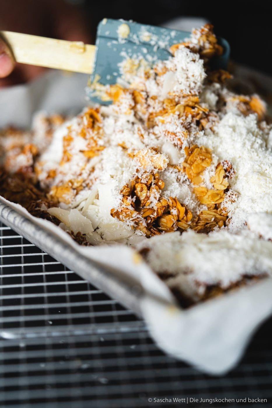 Kiwi-Granola-Snack 5 Kiwi Granola Snack Zespri sungold 7 | Wer von euch nicht von zu Hause arbeitet, sondern an einem fixen Ort bei seinem Arbeitgeber, der kennt das Problem mit dem Snack zwischendurch bestimmt genauso gut, wie ich. Zwar möchte ich mich überhaupt nicht beschweren, denn in meiner Firma gibt es Snackautomaten und vor allem eine wirklich gute Kantine. Ok ... wir nennen sie Casino. Zudem habe ich es nochmal so gut, denn meine Muddi wohnt ja quasi um die Ecke und ich kann davon super profitieren. Einen Snack zwischendurch brauche ich aber trotzdem. Das kann mal einfach nur ein Apfel sein, mal ein Frühstücksriegel oder auch ein Sungold Kiwi-Granola-Snack. Natürlich selbstgemacht!