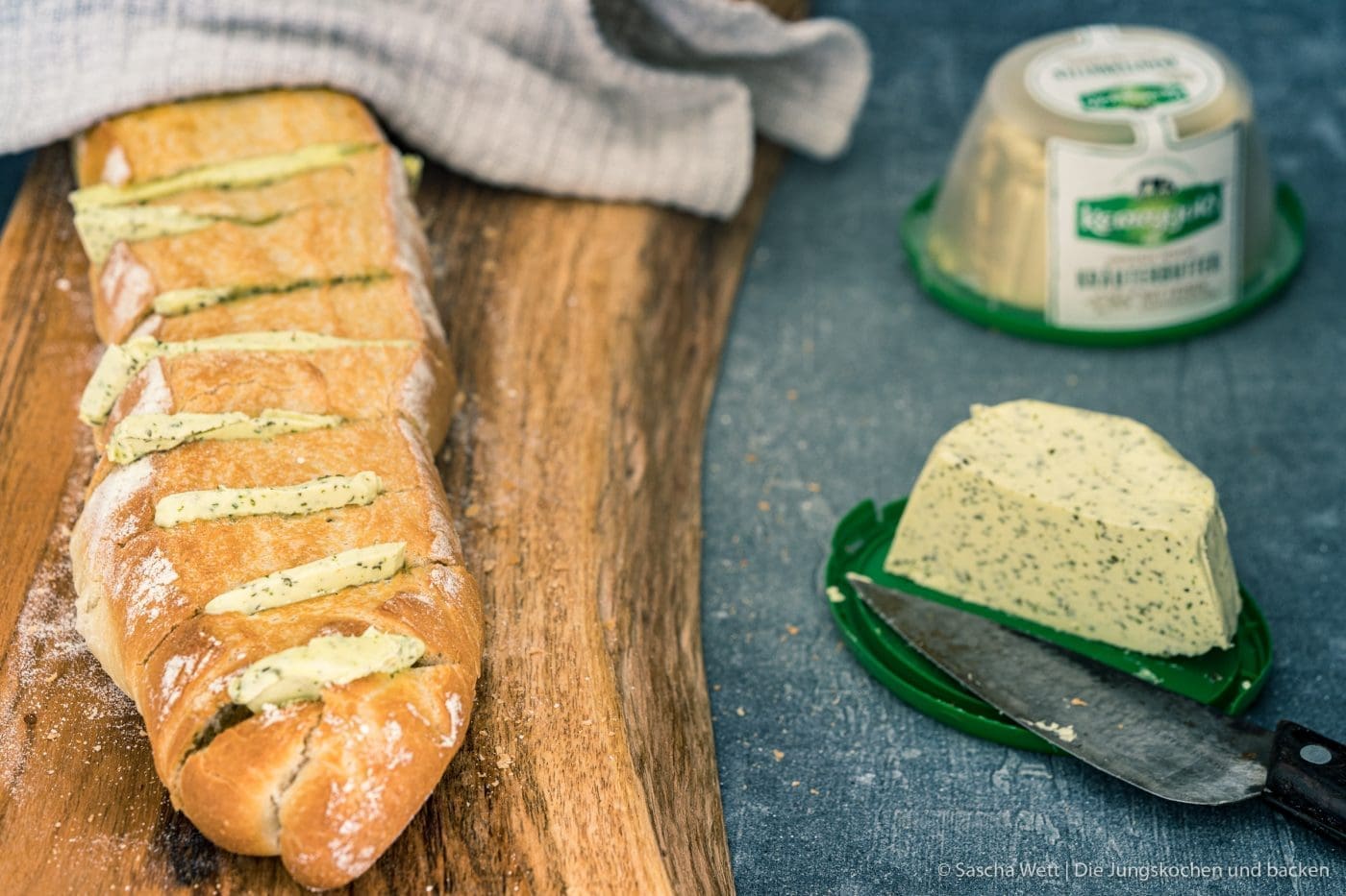 KrÑuterbutter Baguette kerrygolf neue rzeptur 2 | Wir sind momentan voll im Grillfieber! Gestern hatten wir wieder Freunde zu Besuch und haben die Dachterasse in vollen Zügen genossen. Dabei kamen auch wieder tolle Köstlichkeiten auf den Tisch. Unter anderem einen Klassiker aus den Neunzigern. Denn als ich noch bei meinen Eltern wohnte und wir dort gegrillt haben, ging es nicht ohne ein Kräuterbutter-Baguette. Weil wir beide ja auch gerne mal Nostalgisch sind, musste das einfach mal wieder auf den Tisch - aber auf unsere Art!
