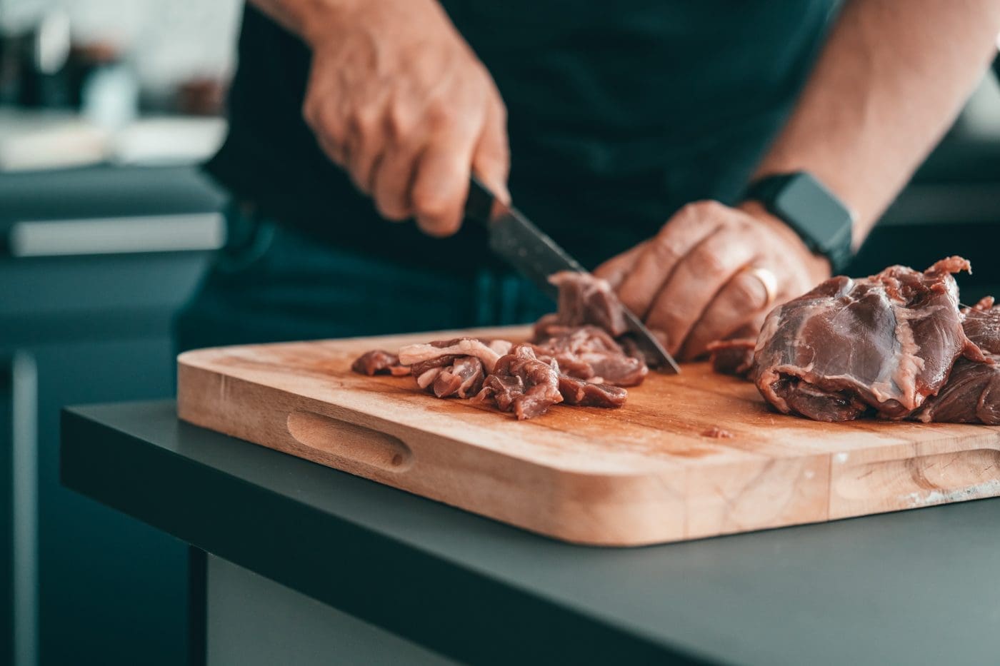 Lammgeschnetzeltes 2 | Warum überhaupt orientalisches Lammgeschnetzeltes? Naja. Wir essen ja wirklich sehr gerne Lammfleisch. Das liegt bestimmt auch daran, dass Saschas Papa, wenn wir dort zu Besuch sind und die Grillsaison in vollem Gange ist, selber sehr gerne zum Beispiel einen Lammlachs auf den Grill legt. Aber in letzter Zeit ist es oft der Fall, dass er sich eine ganze Keule gekauft hat. Klar kommt die nicht einfach so auf den Grill.