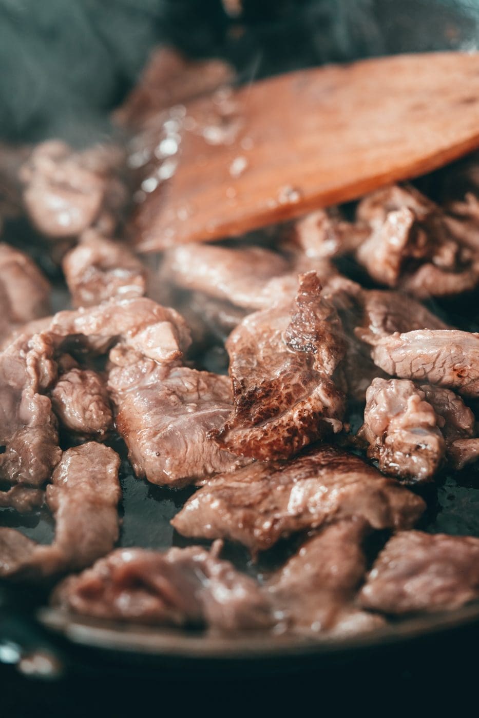 Lammgeschnetzeltes 3 | Warum überhaupt orientalisches Lammgeschnetzeltes? Naja. Wir essen ja wirklich sehr gerne Lammfleisch. Das liegt bestimmt auch daran, dass Saschas Papa, wenn wir dort zu Besuch sind und die Grillsaison in vollem Gange ist, selber sehr gerne zum Beispiel einen Lammlachs auf den Grill legt. Aber in letzter Zeit ist es oft der Fall, dass er sich eine ganze Keule gekauft hat. Klar kommt die nicht einfach so auf den Grill.