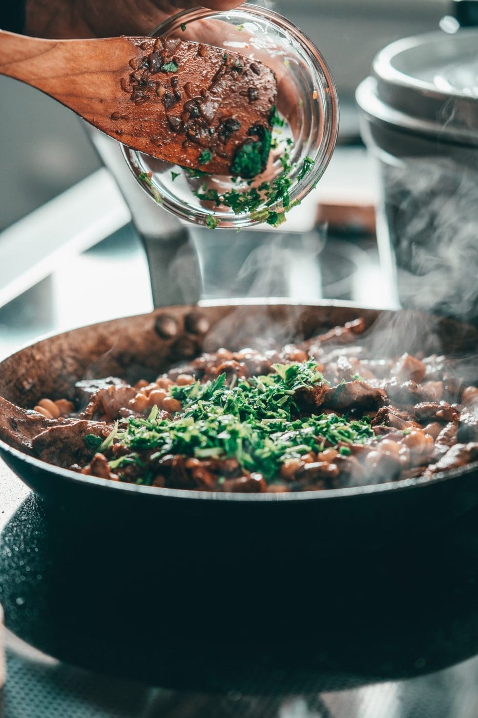 Lammgeschnetzeltes 4 | Warum überhaupt orientalisches Lammgeschnetzeltes? Naja. Wir essen ja wirklich sehr gerne Lammfleisch. Das liegt bestimmt auch daran, dass Saschas Papa, wenn wir dort zu Besuch sind und die Grillsaison in vollem Gange ist, selber sehr gerne zum Beispiel einen Lammlachs auf den Grill legt. Aber in letzter Zeit ist es oft der Fall, dass er sich eine ganze Keule gekauft hat. Klar kommt die nicht einfach so auf den Grill.