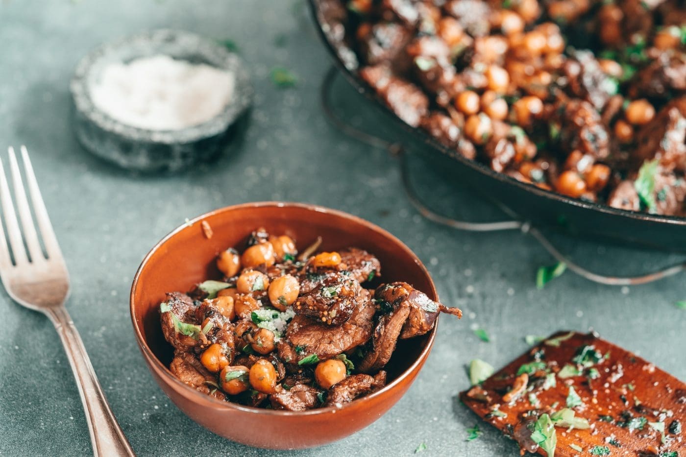 Lammgeschnetzeltes 9 | Warum überhaupt orientalisches Lammgeschnetzeltes? Naja. Wir essen ja wirklich sehr gerne Lammfleisch. Das liegt bestimmt auch daran, dass Saschas Papa, wenn wir dort zu Besuch sind und die Grillsaison in vollem Gange ist, selber sehr gerne zum Beispiel einen Lammlachs auf den Grill legt. Aber in letzter Zeit ist es oft der Fall, dass er sich eine ganze Keule gekauft hat. Klar kommt die nicht einfach so auf den Grill.