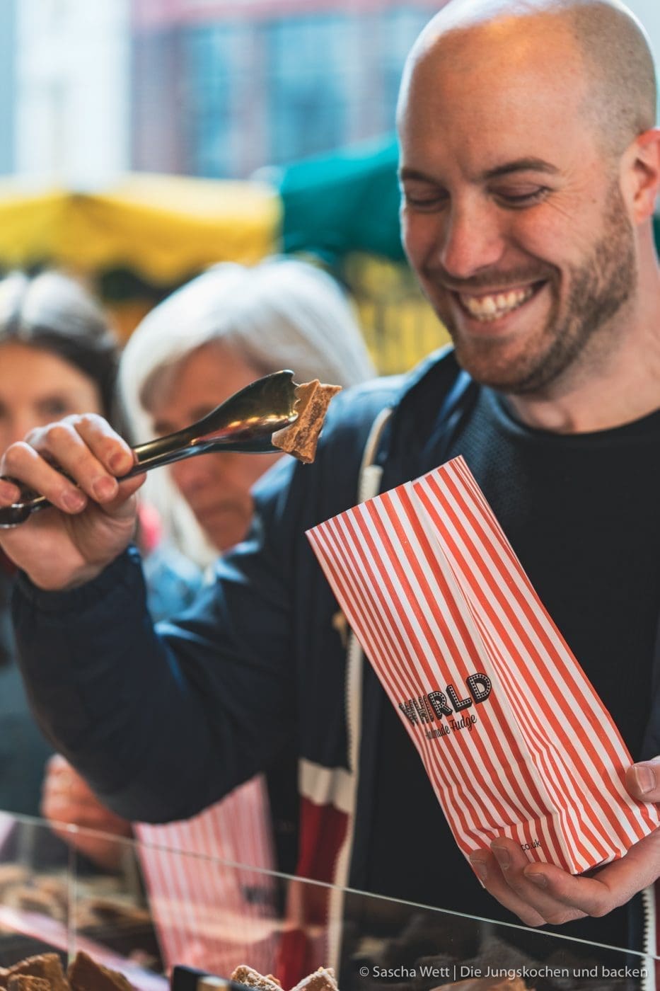 London Kenwood Reise 20 | Heute haben wir einen englischen Klassiker für euch und die Inspiration dazu gab es Live vor Ort. Wir waren nämlich im April zur Kenwood Zentrale in England eingeladen, worauf wir uns so gefreut haben. Nachdem wir schon einige Jahre zusammen arbeiten, war es wirklich großartig, mal einen Blick hinter die Kulissen werfen zu dürfen. Außerdem lieben wir London und genau dorthin ging es erst einmal. In London haben wir auch geniale Pies gegessen und so mussten wir natürlich selber ran. Zwar haben wir uns ein wenig zittrig an unsere eigene Version eines englischen Pork Pies gemacht und sind so begeistert vom Ergebnis. Davon wird es ab sofort definitiv mehr geben!