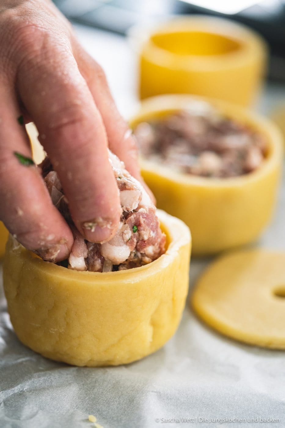 Pork Pie 2 | Heute haben wir einen englischen Klassiker für euch und die Inspiration dazu gab es Live vor Ort. Wir waren nämlich im April zur Kenwood Zentrale in England eingeladen, worauf wir uns so gefreut haben. Nachdem wir schon einige Jahre zusammen arbeiten, war es wirklich großartig, mal einen Blick hinter die Kulissen werfen zu dürfen. Außerdem lieben wir London und genau dorthin ging es erst einmal. In London haben wir auch geniale Pies gegessen und so mussten wir natürlich selber ran. Zwar haben wir uns ein wenig zittrig an unsere eigene Version eines englischen Pork Pies gemacht und sind so begeistert vom Ergebnis. Davon wird es ab sofort definitiv mehr geben!