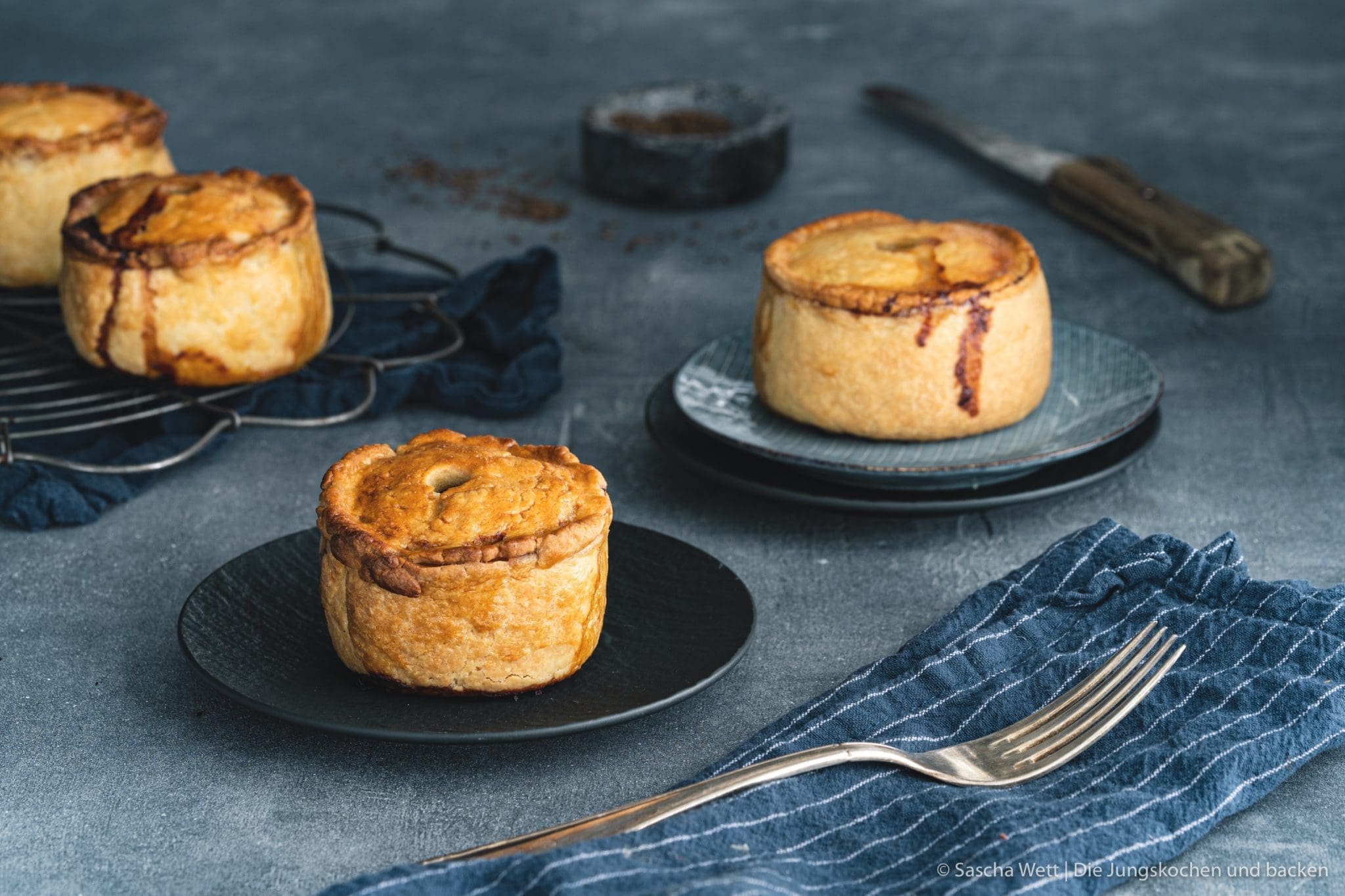 Pork Pie 6 | Heute haben wir einen englischen Klassiker für euch und die Inspiration dazu gab es Live vor Ort. Wir waren nämlich im April zur Kenwood Zentrale in England eingeladen, worauf wir uns so gefreut haben. Nachdem wir schon einige Jahre zusammen arbeiten, war es wirklich großartig, mal einen Blick hinter die Kulissen werfen zu dürfen. Außerdem lieben wir London und genau dorthin ging es erst einmal. In London haben wir auch geniale Pies gegessen und so mussten wir natürlich selber ran. Zwar haben wir uns ein wenig zittrig an unsere eigene Version eines englischen Pork Pies gemacht und sind so begeistert vom Ergebnis. Davon wird es ab sofort definitiv mehr geben!
