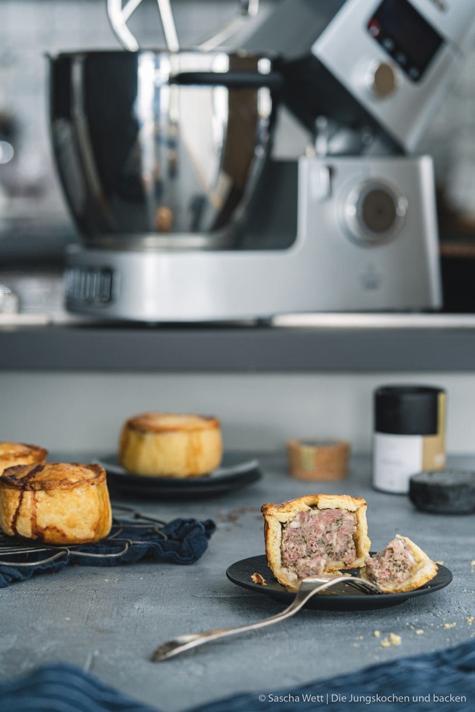 Pork Pie 8 | Heute haben wir einen englischen Klassiker für euch und die Inspiration dazu gab es Live vor Ort. Wir waren nämlich im April zur Kenwood Zentrale in England eingeladen, worauf wir uns so gefreut haben. Nachdem wir schon einige Jahre zusammen arbeiten, war es wirklich großartig, mal einen Blick hinter die Kulissen werfen zu dürfen. Außerdem lieben wir London und genau dorthin ging es erst einmal. In London haben wir auch geniale Pies gegessen und so mussten wir natürlich selber ran. Zwar haben wir uns ein wenig zittrig an unsere eigene Version eines englischen Pork Pies gemacht und sind so begeistert vom Ergebnis. Davon wird es ab sofort definitiv mehr geben!