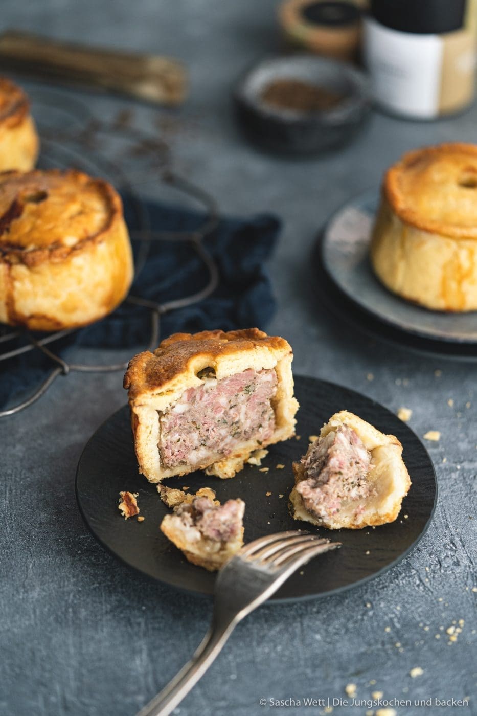 Pork Pie 9 | Heute haben wir einen englischen Klassiker für euch und die Inspiration dazu gab es Live vor Ort. Wir waren nämlich im April zur Kenwood Zentrale in England eingeladen, worauf wir uns so gefreut haben. Nachdem wir schon einige Jahre zusammen arbeiten, war es wirklich großartig, mal einen Blick hinter die Kulissen werfen zu dürfen. Außerdem lieben wir London und genau dorthin ging es erst einmal. In London haben wir auch geniale Pies gegessen und so mussten wir natürlich selber ran. Zwar haben wir uns ein wenig zittrig an unsere eigene Version eines englischen Pork Pies gemacht und sind so begeistert vom Ergebnis. Davon wird es ab sofort definitiv mehr geben!