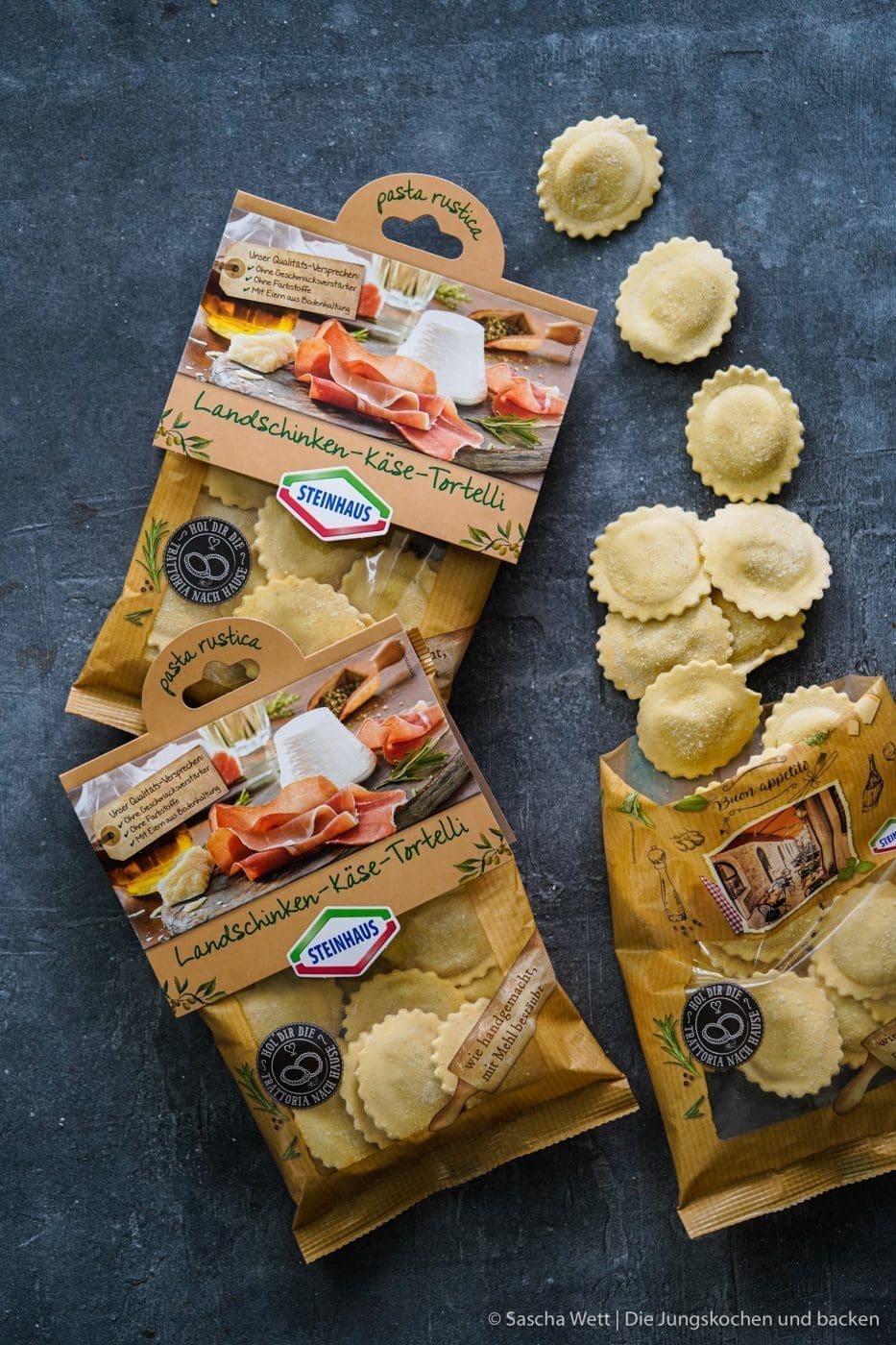 Tortelli Salat Steinhaus grillen 1 | Gestern wurde bei uns so richtig schön gegrillt! Wir haben einen großen Tisch auf dem Balkon an dem 12 Personen passen und gemeinsam eine wundervolle Zeit verbringen können. Die Grillsaison ist genau dafür einfach perfekt und ihr wisst ja, wie gerne wir unsere Liebsten um uns haben und dabei dem Genießen frönen. Bei einer Grillparty kommt bei uns immer eine Menge Fleisch und auch vegetarisches auf den Grill. Aber eine weiteres Highlight für uns, sind immer die Grillsalate. Heute stellen wir euch unseren neuesten Zuwachs vor - einen Tortelli Grillsalat mit Landschinken.