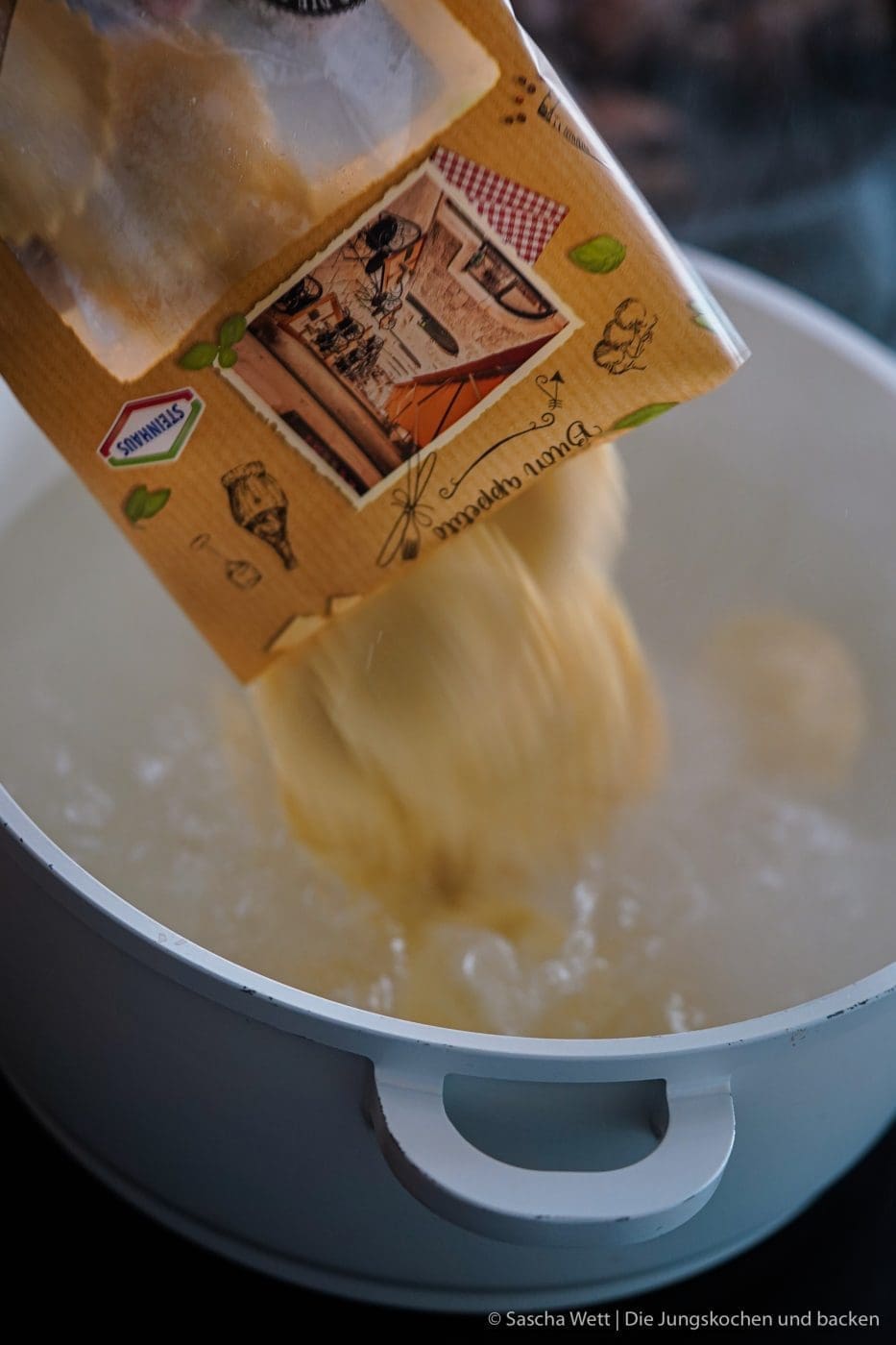 Tortelli Salat Steinhaus grillen 2 | Gestern wurde bei uns so richtig schön gegrillt! Wir haben einen großen Tisch auf dem Balkon an dem 12 Personen passen und gemeinsam eine wundervolle Zeit verbringen können. Die Grillsaison ist genau dafür einfach perfekt und ihr wisst ja, wie gerne wir unsere Liebsten um uns haben und dabei dem Genießen frönen. Bei einer Grillparty kommt bei uns immer eine Menge Fleisch und auch vegetarisches auf den Grill. Aber eine weiteres Highlight für uns, sind immer die Grillsalate. Heute stellen wir euch unseren neuesten Zuwachs vor - einen Tortelli Grillsalat mit Landschinken.