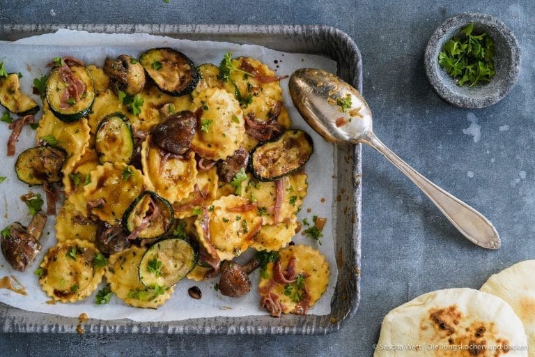 Tortelli Salat Steinhaus grillen 4 | Es gibt kaum etwas, das so zuverlässig glücklich macht wie ein Teller Pasta – oder ein cremiges Risotto. Kein Wunder, dass diese Gerichte bei uns ständig auf dem Tisch stehen.