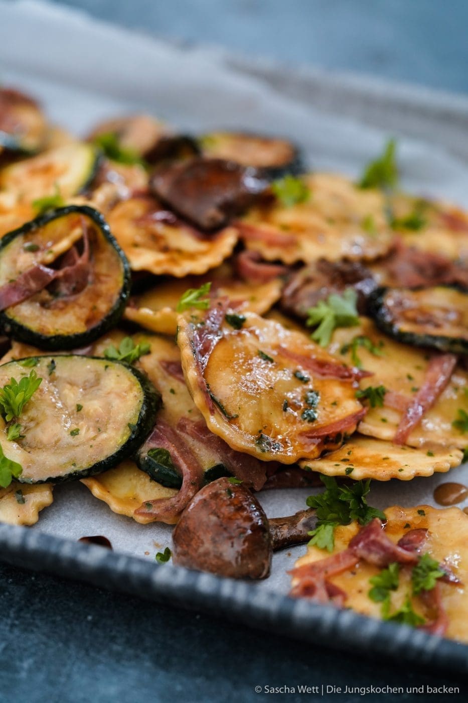 Tortelli Salat Steinhaus grillen 5 | Gestern wurde bei uns so richtig schön gegrillt! Wir haben einen großen Tisch auf dem Balkon an dem 12 Personen passen und gemeinsam eine wundervolle Zeit verbringen können. Die Grillsaison ist genau dafür einfach perfekt und ihr wisst ja, wie gerne wir unsere Liebsten um uns haben und dabei dem Genießen frönen. Bei einer Grillparty kommt bei uns immer eine Menge Fleisch und auch vegetarisches auf den Grill. Aber eine weiteres Highlight für uns, sind immer die Grillsalate. Heute stellen wir euch unseren neuesten Zuwachs vor - einen Tortelli Grillsalat mit Landschinken.