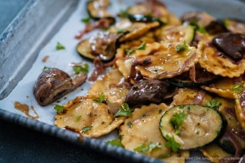 Tortelli Grillsalat mit Landschinken 8 Tortelli Salat Steinhaus grillen 6 | Gestern wurde bei uns so richtig schön gegrillt! Wir haben einen großen Tisch auf dem Balkon an dem 12 Personen passen und gemeinsam eine wundervolle Zeit verbringen können. Die Grillsaison ist genau dafür einfach perfekt und ihr wisst ja, wie gerne wir unsere Liebsten um uns haben und dabei dem Genießen frönen. Bei einer Grillparty kommt bei uns immer eine Menge Fleisch und auch vegetarisches auf den Grill. Aber eine weiteres Highlight für uns, sind immer die Grillsalate. Heute stellen wir euch unseren neuesten Zuwachs vor - einen Tortelli Grillsalat mit Landschinken.